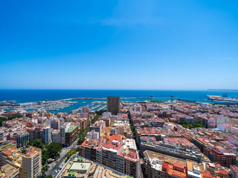 THE MOST EXCLUSIVE PENTHOUSE IN ALICANTE WITH TOURIST LICENSE | 31st Floor · 55 m² Terrace with Jacuzzi · 360° Views of the Mediterranean