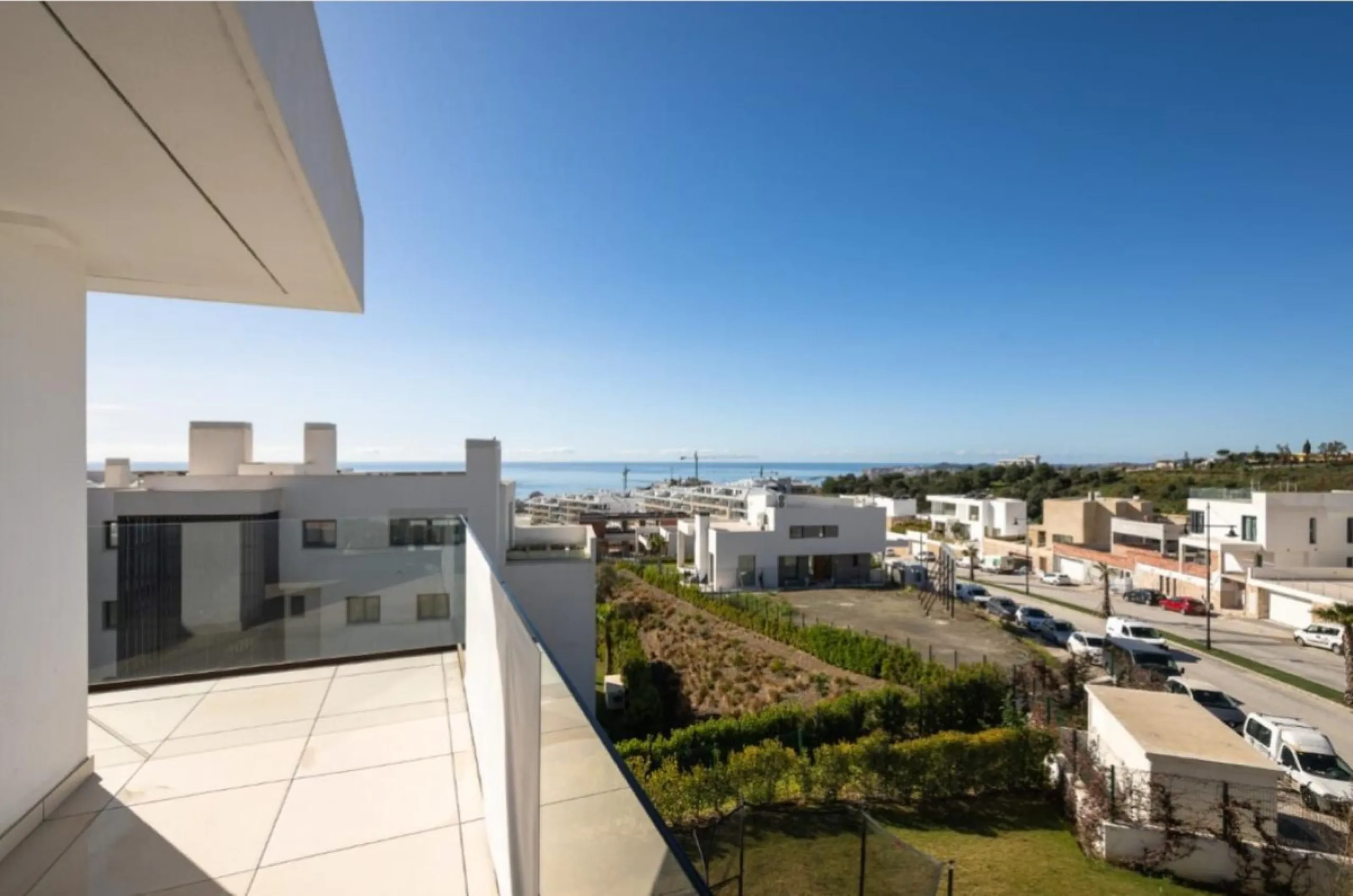 Discover elevated Mediterranean living in this striking penthouse in Reserva del Higuerón, ideally situated just a short 400-meter walk from the beaches of Fuengirola.