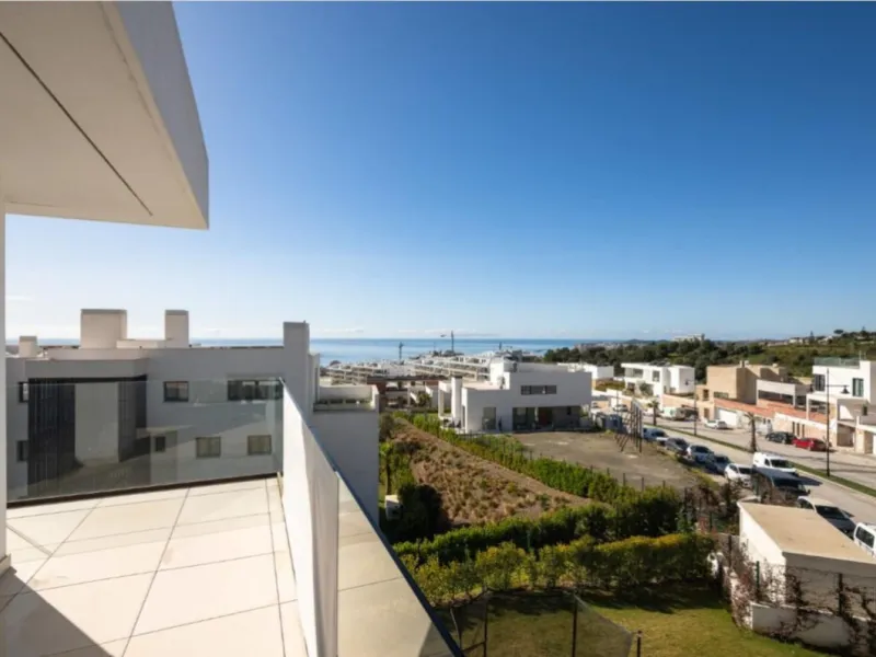 Discover elevated Mediterranean living in this striking penthouse in Reserva del Higuerón, ideally situated just a short 400-meter walk from the beaches of Fuengirola.