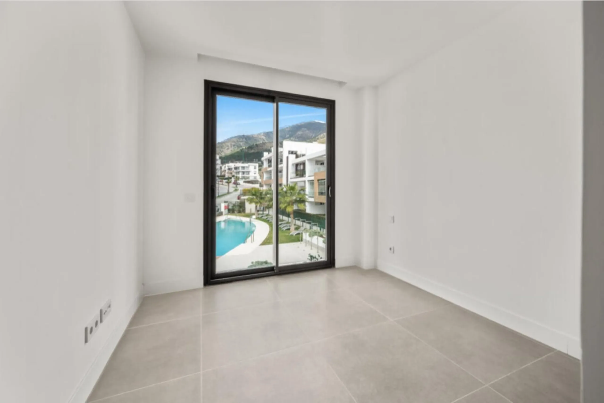 Discover elevated Mediterranean living in this striking penthouse in Reserva del Higuerón, ideally situated just a short 400-meter walk from the beaches of Fuengirola.