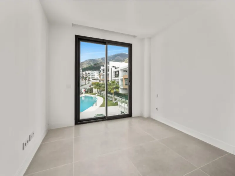 Discover elevated Mediterranean living in this striking penthouse in Reserva del Higuerón, ideally situated just a short 400-meter walk from the beaches of Fuengirola.