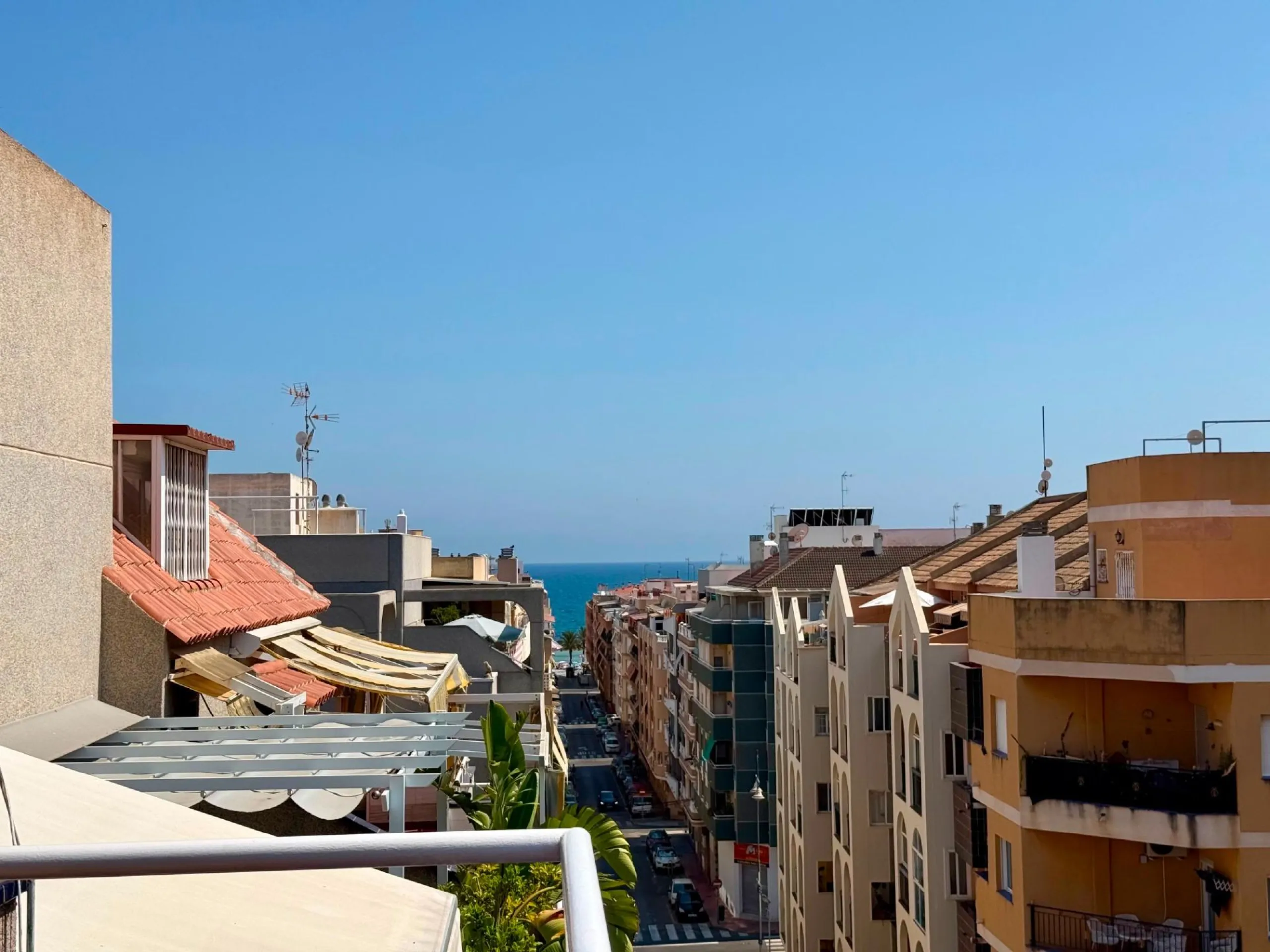 Renovated penthouse with large terrace, storage room, side sea views, 400 meters from the sea