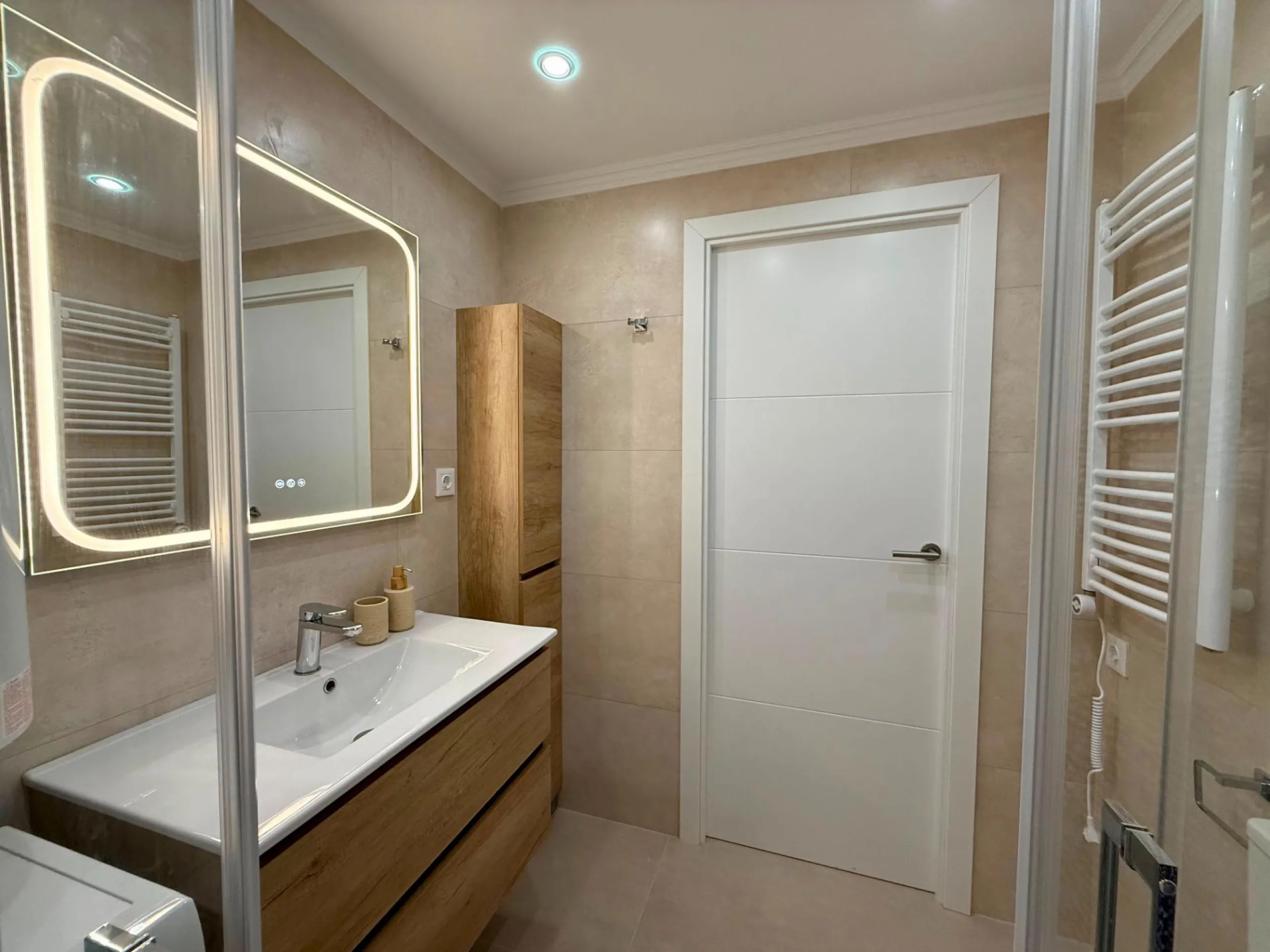 Renovated penthouse with large terrace, storage room, side sea views, 400 meters from the sea