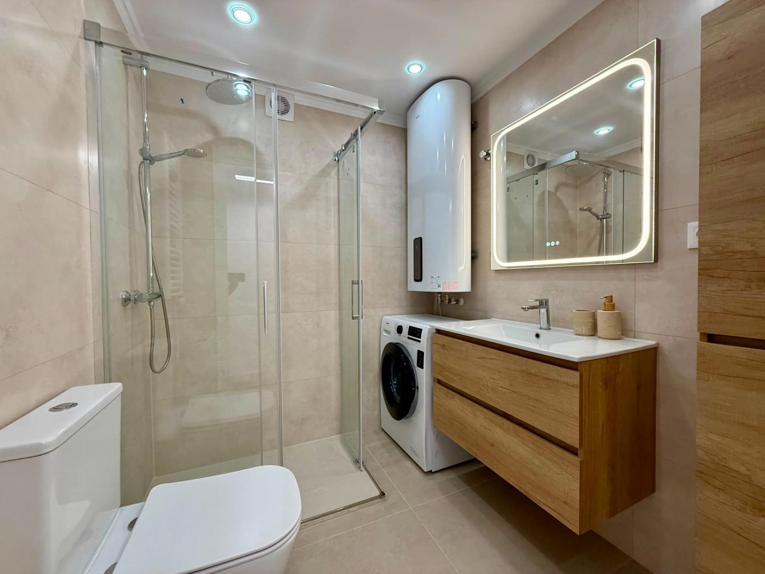Renovated penthouse with large terrace, storage room, side sea views, 400 meters from the sea