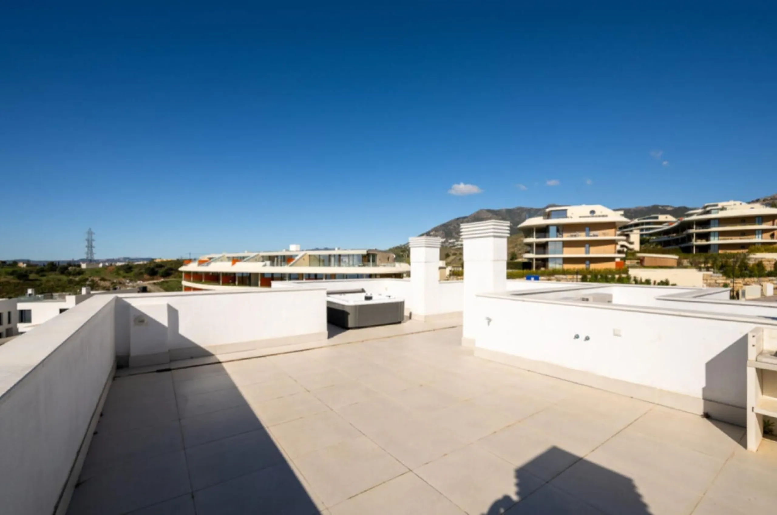 Discover elevated Mediterranean living in this striking penthouse in Reserva del Higuerón, ideally situated just a short 400-meter walk from the beaches of Fuengirola.