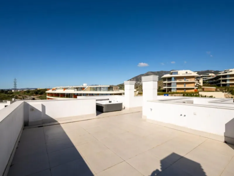 Discover elevated Mediterranean living in this striking penthouse in Reserva del Higuerón, ideally situated just a short 400-meter walk from the beaches of Fuengirola.