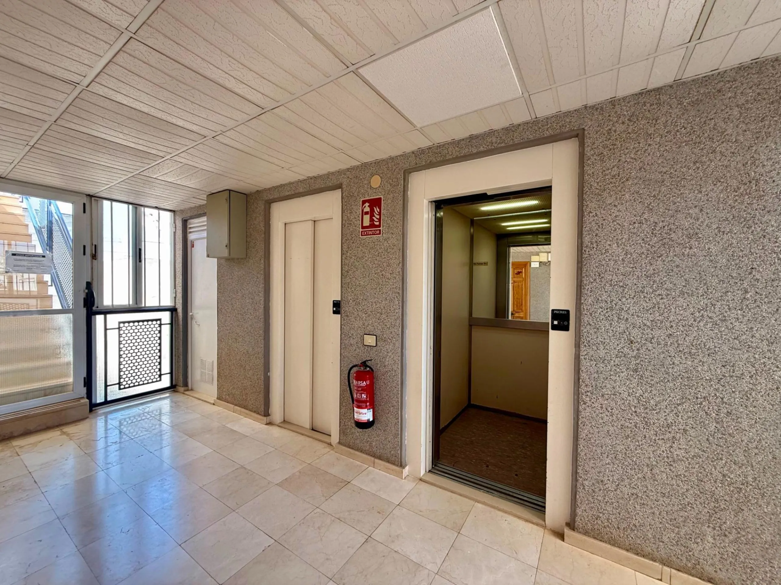 Renovated penthouse with large terrace, storage room, side sea views, 400 meters from the sea