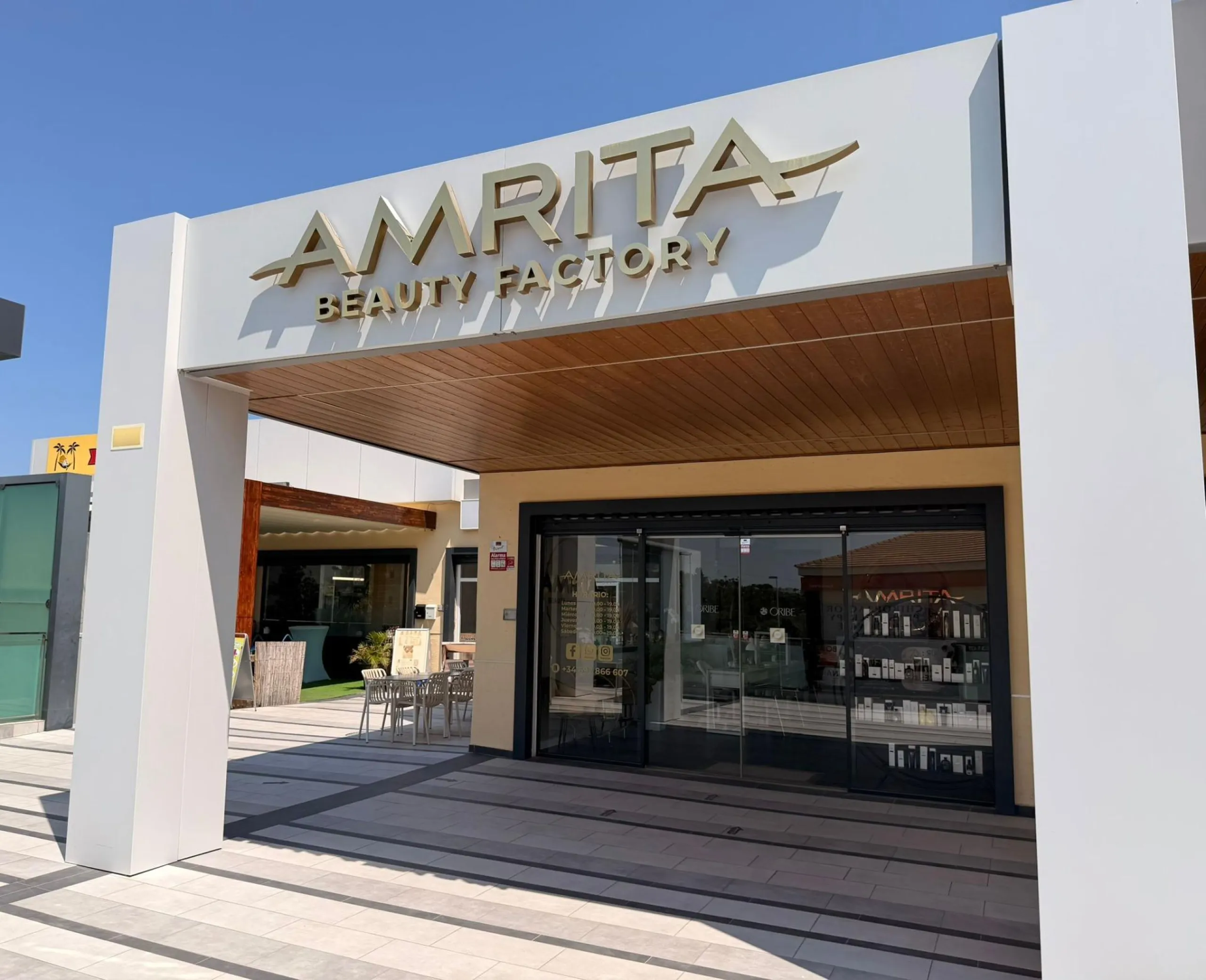TRANSFER OF PREMIUM BEAUTY SALON IN A SHOPPING CENTER IN ORIHUELA COSTA – FULLY OPERATIONAL BUSINESS