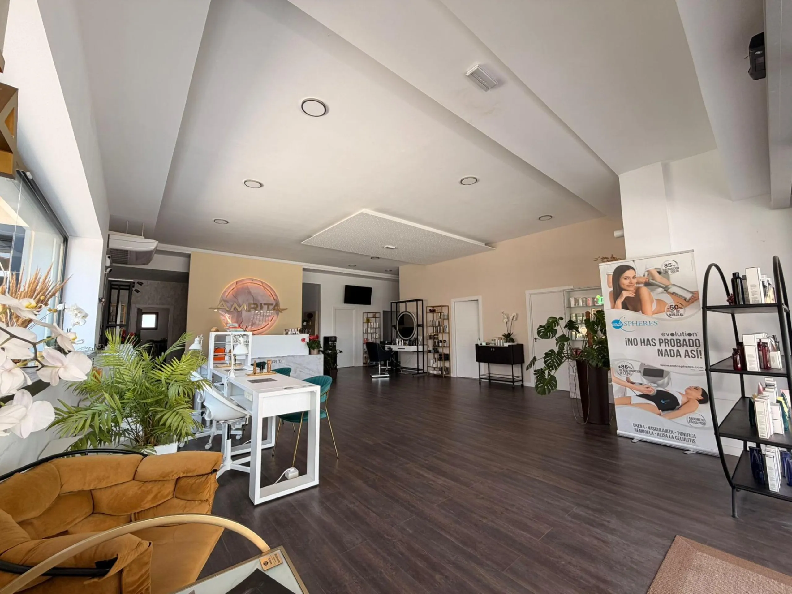TRANSFER OF PREMIUM BEAUTY SALON IN A SHOPPING CENTER IN ORIHUELA COSTA – FULLY OPERATIONAL BUSINESS