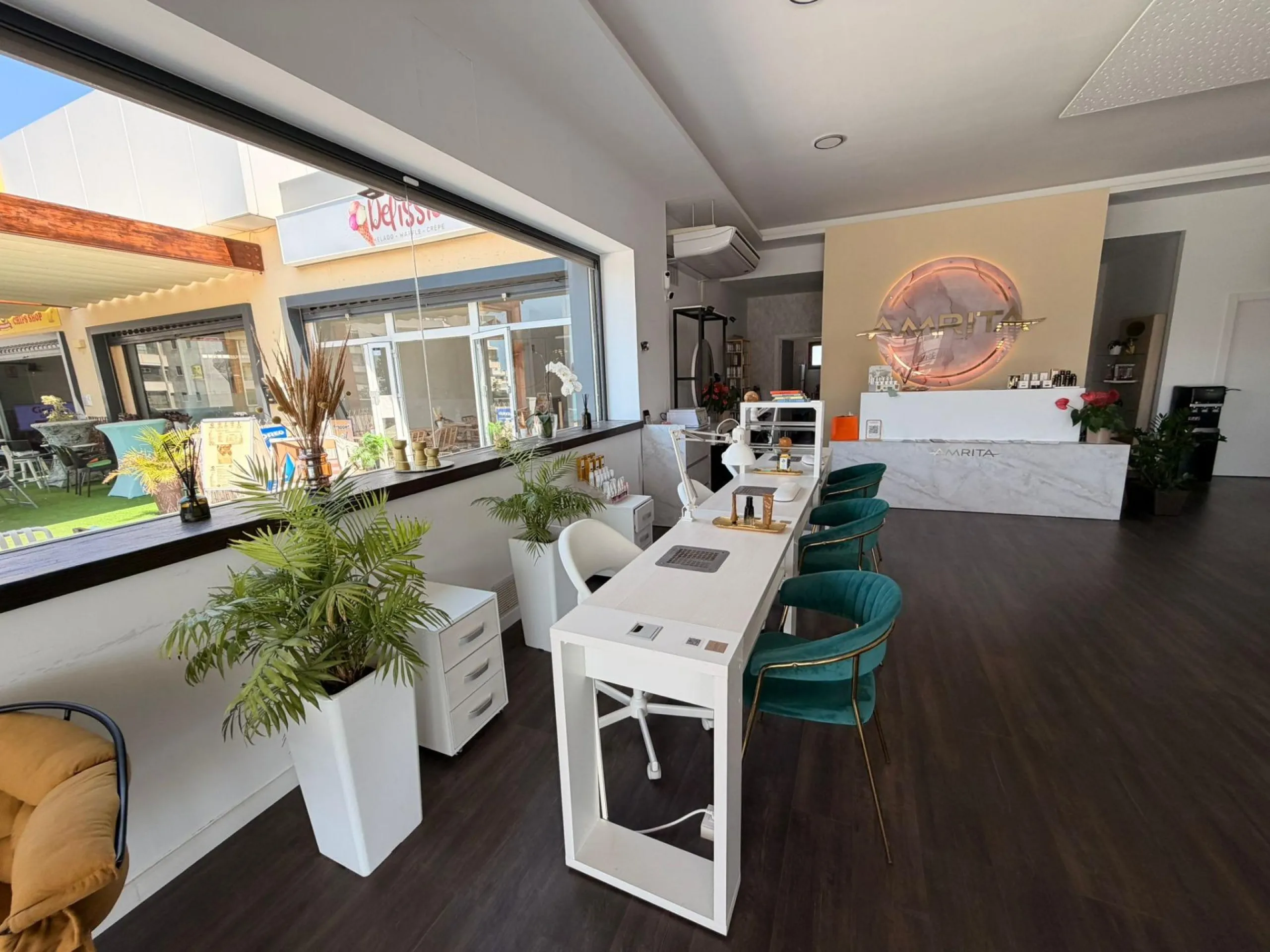 TRANSFER OF PREMIUM BEAUTY SALON IN A SHOPPING CENTER IN ORIHUELA COSTA – FULLY OPERATIONAL BUSINESS