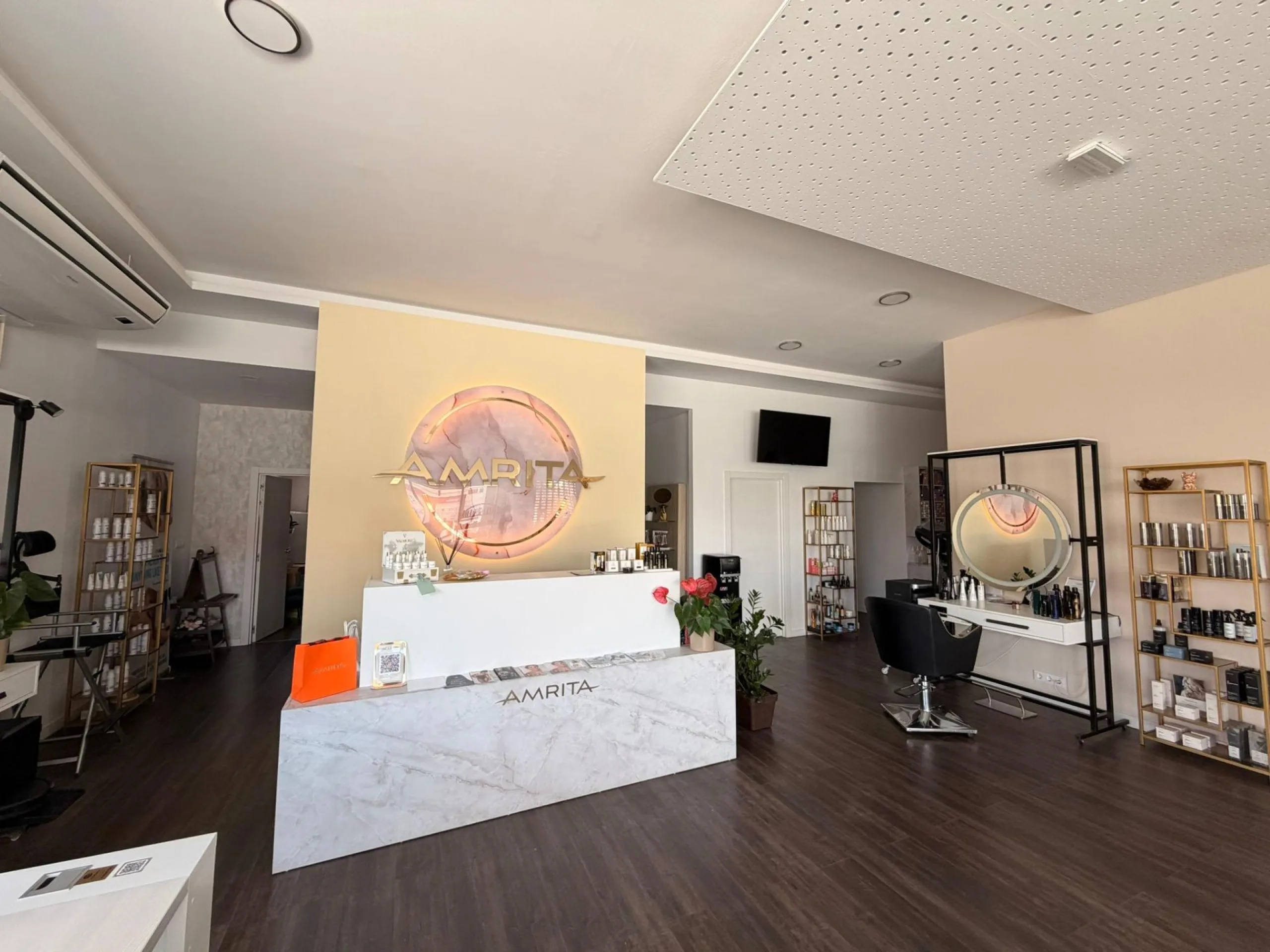 TRANSFER OF PREMIUM BEAUTY SALON IN A SHOPPING CENTER IN ORIHUELA COSTA – FULLY OPERATIONAL BUSINESS