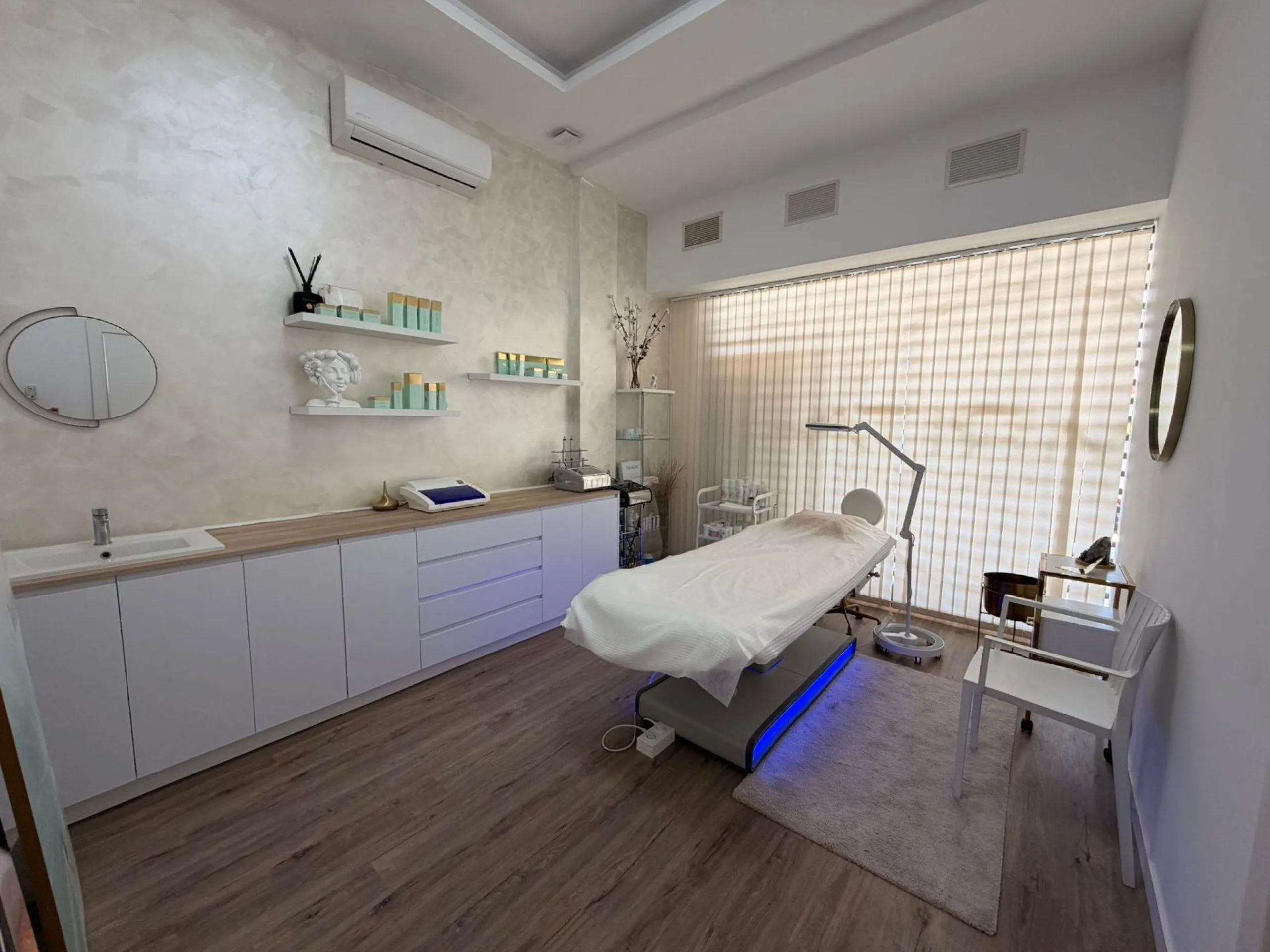 TRANSFER OF PREMIUM BEAUTY SALON IN A SHOPPING CENTER IN ORIHUELA COSTA – FULLY OPERATIONAL BUSINESS
