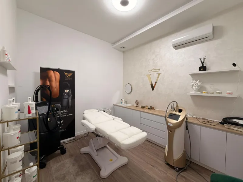 TRANSFER OF PREMIUM BEAUTY SALON IN A SHOPPING CENTER IN ORIHUELA COSTA – FULLY OPERATIONAL BUSINESS