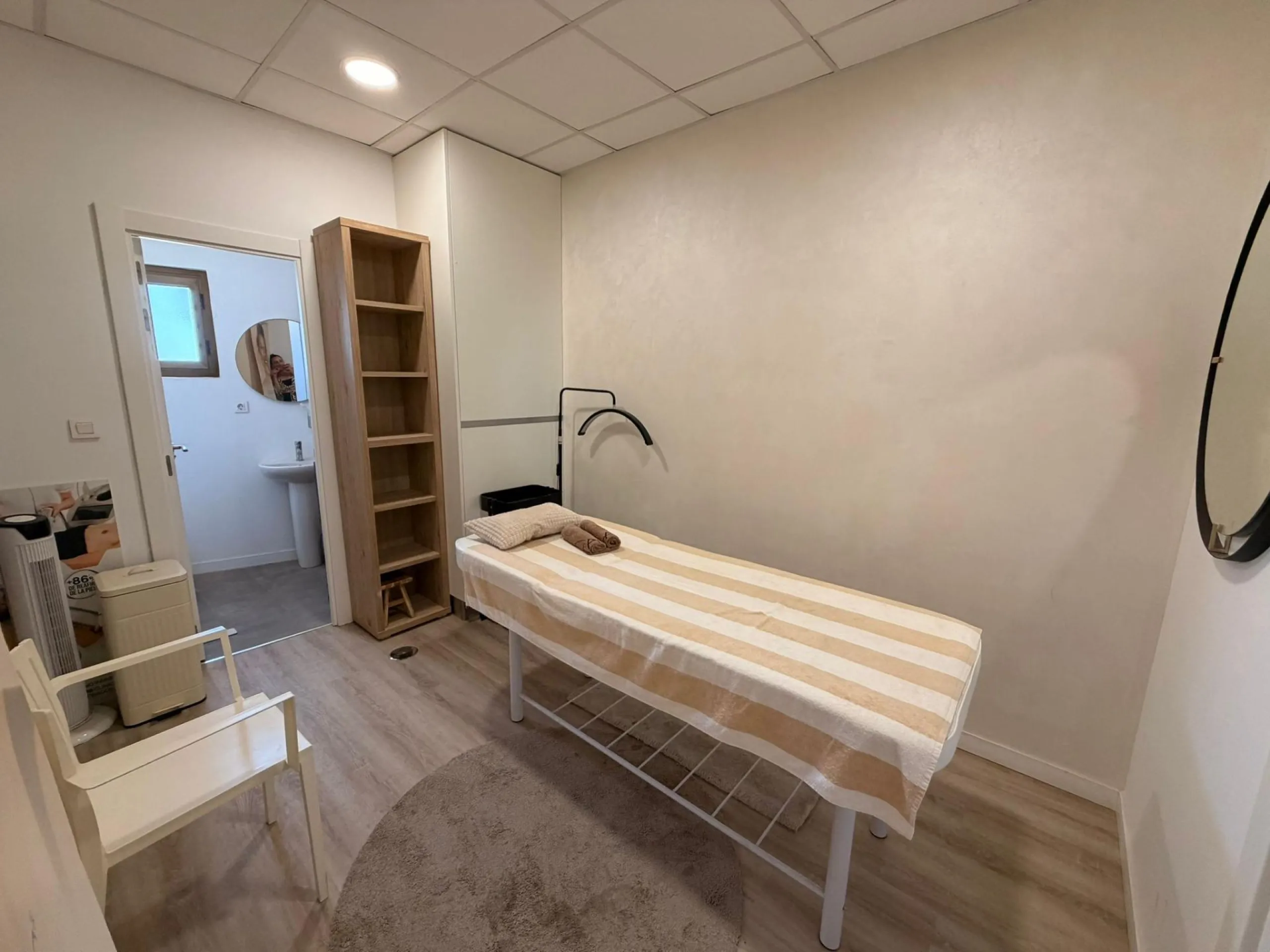 TRANSFER OF PREMIUM BEAUTY SALON IN A SHOPPING CENTER IN ORIHUELA COSTA – FULLY OPERATIONAL BUSINESS