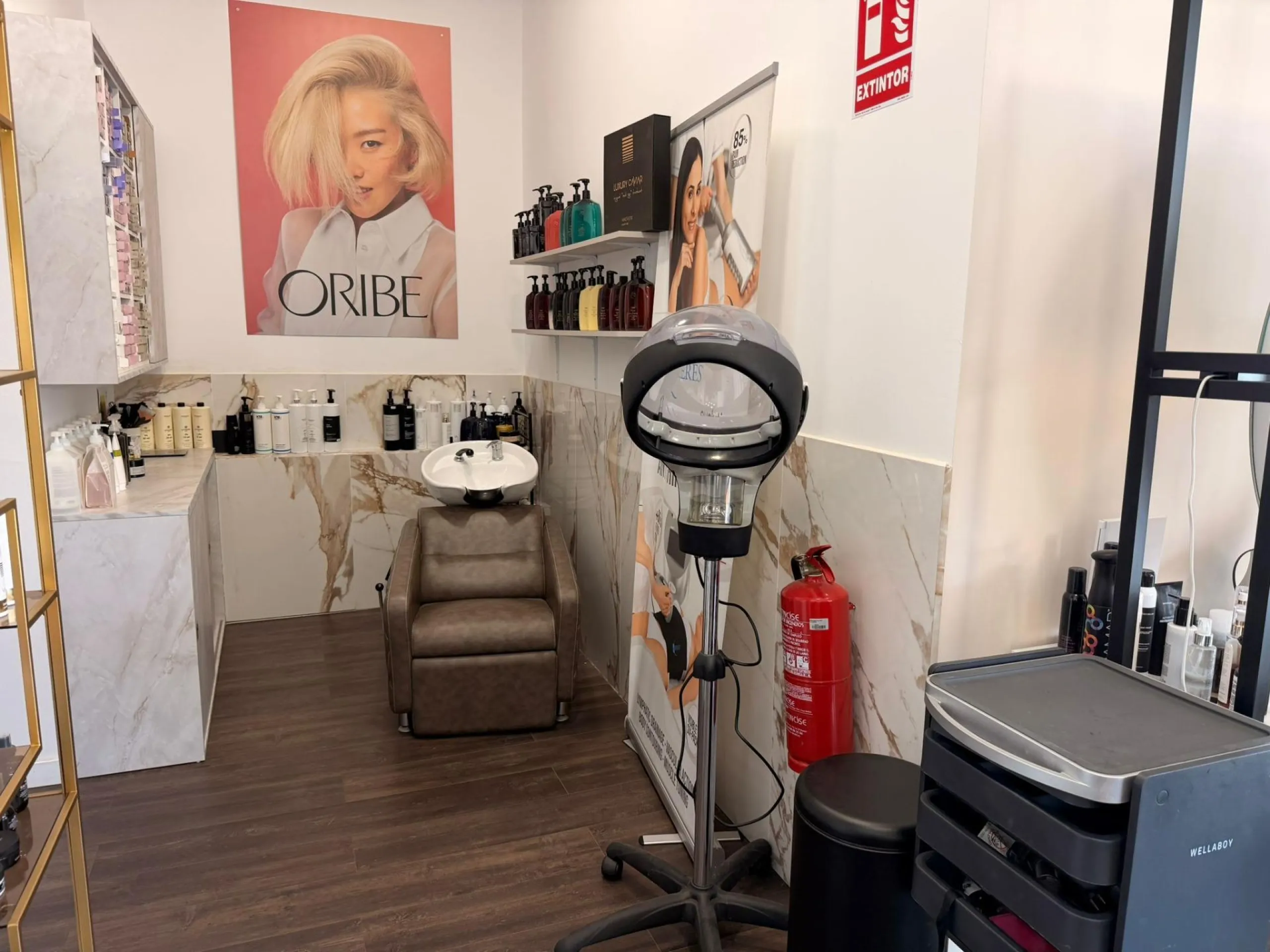 TRANSFER OF PREMIUM BEAUTY SALON IN A SHOPPING CENTER IN ORIHUELA COSTA – FULLY OPERATIONAL BUSINESS