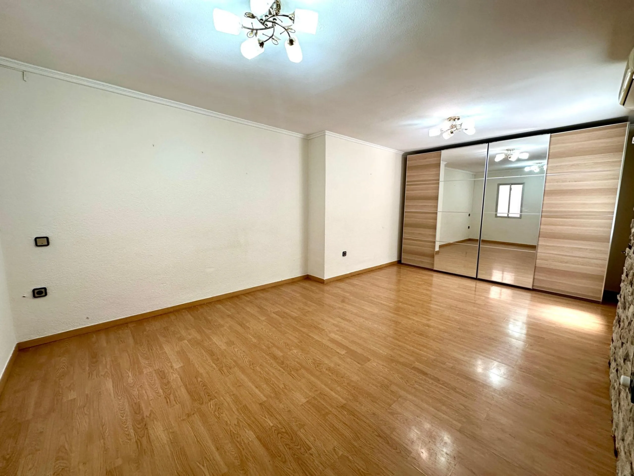 Bright 3-bedroom apartment in one of Alicante's most convenient locations