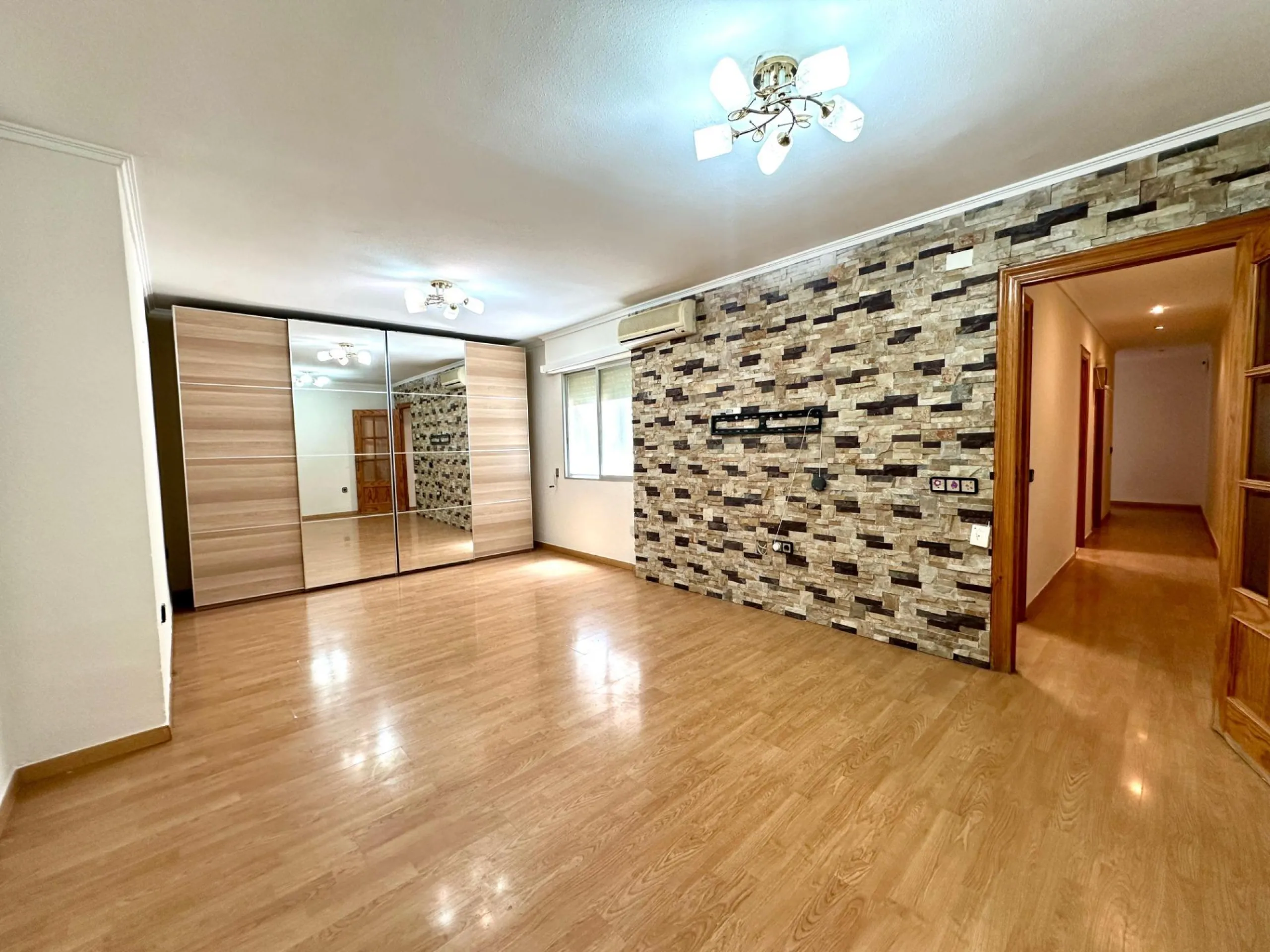 Bright 3-bedroom apartment in one of Alicante's most convenient locations