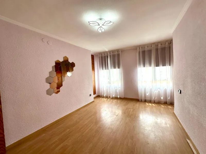 Bright 3-bedroom apartment in one of Alicante's most convenient locations