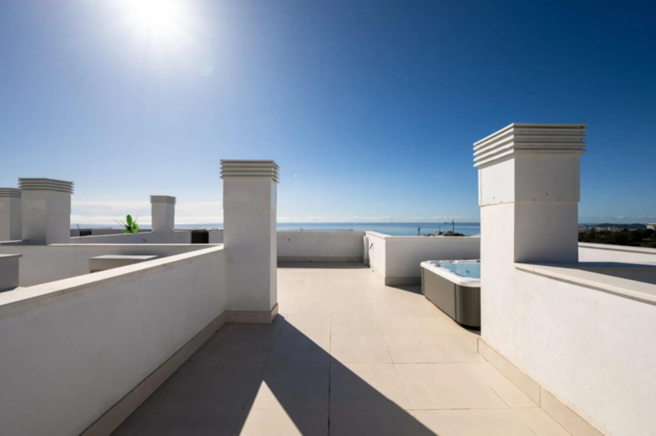 Discover elevated Mediterranean living in this striking penthouse in Reserva del Higuerón, ideally situated just a short 400-meter walk from the beaches of Fuengirola.