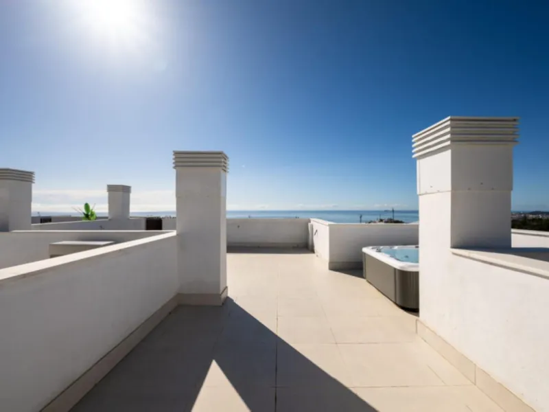 Discover elevated Mediterranean living in this striking penthouse in Reserva del Higuerón, ideally situated just a short 400-meter walk from the beaches of Fuengirola.