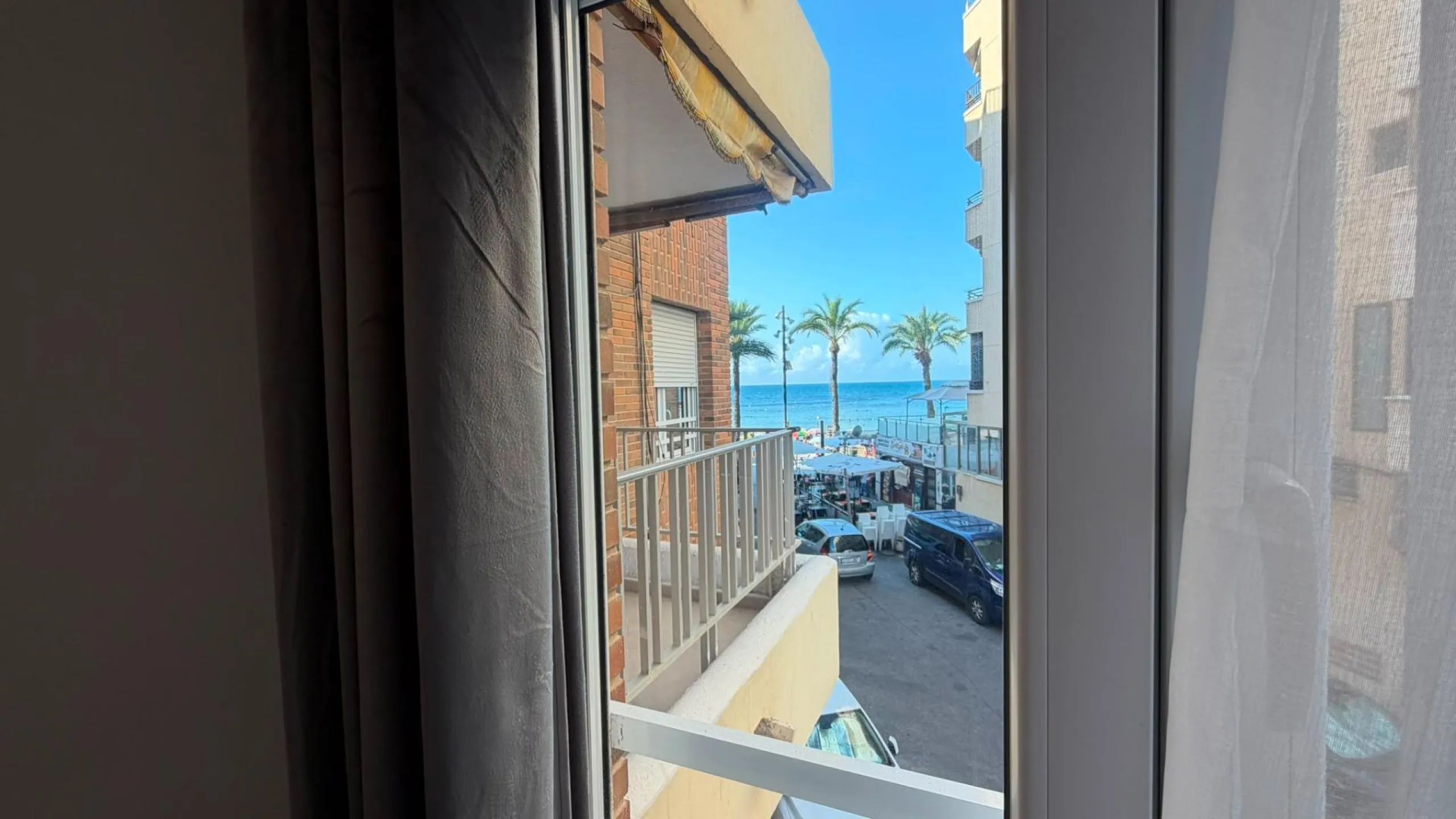 SPACIOUS 99 M² APARTMENT ON THE FIRST LINE OF THE SEA! 3 BEDROOMS · 2 BATHROOMS · SIDE SEA VIEWS · FULLY RENOVATED