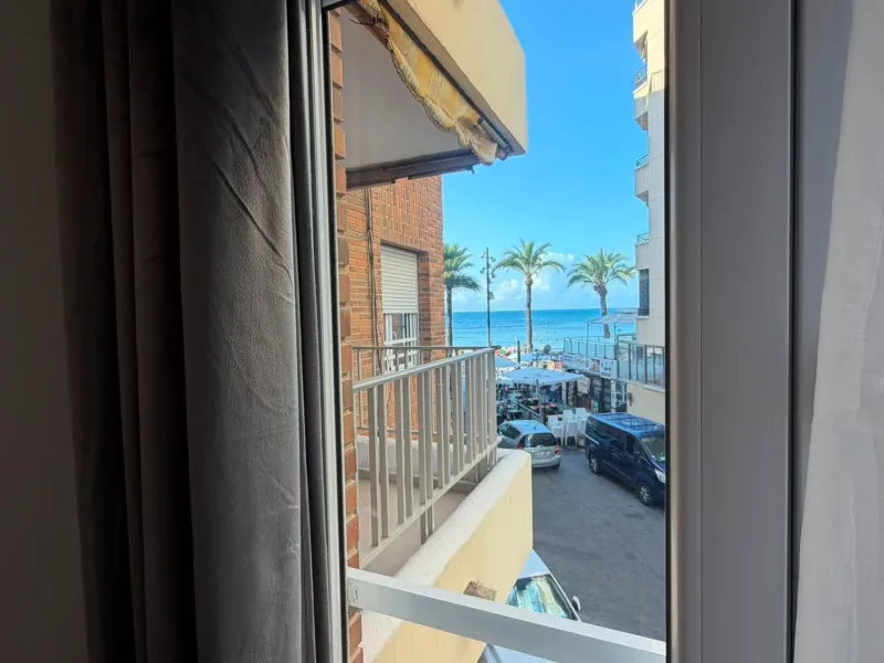 SPACIOUS 99 M² APARTMENT ON THE FIRST LINE OF THE SEA! 3 BEDROOMS · 2 BATHROOMS · SIDE SEA VIEWS · FULLY RENOVATED