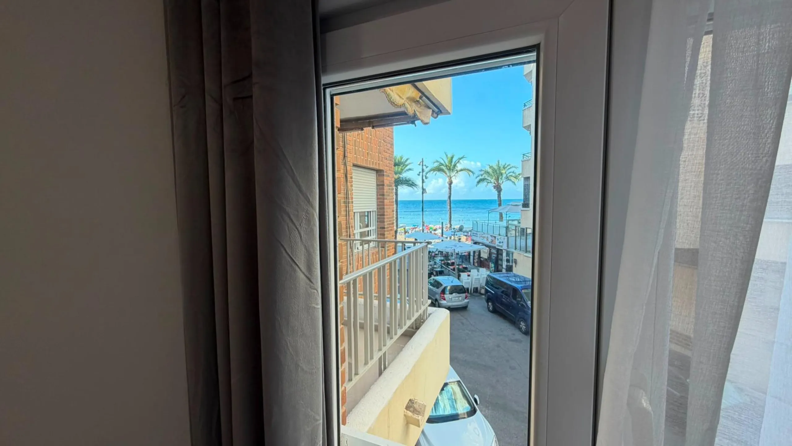 SPACIOUS 99 M² APARTMENT ON THE FIRST LINE OF THE SEA! 3 BEDROOMS · 2 BATHROOMS · SIDE SEA VIEWS · FULLY RENOVATED