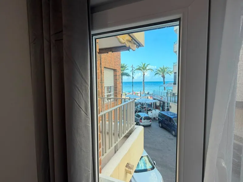 SPACIOUS 99 M² APARTMENT ON THE FIRST LINE OF THE SEA! 3 BEDROOMS · 2 BATHROOMS · SIDE SEA VIEWS · FULLY RENOVATED