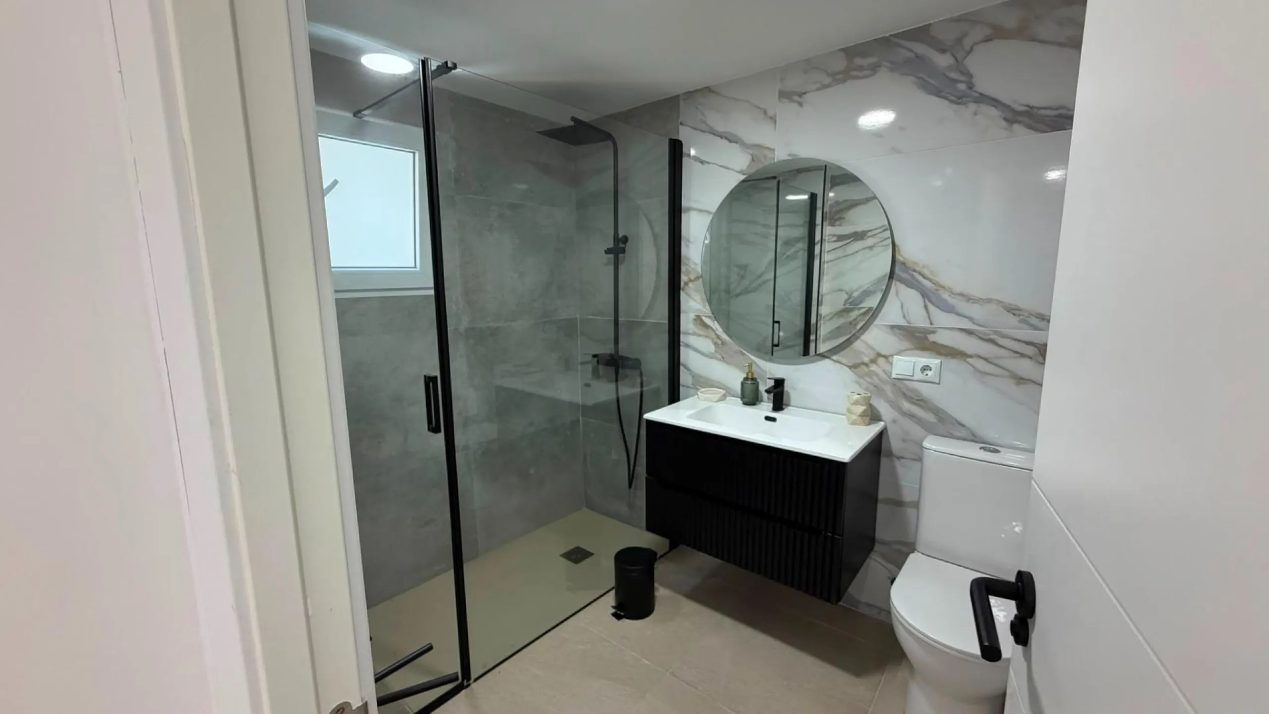 SPACIOUS 99 M² APARTMENT ON THE FIRST LINE OF THE SEA! 3 BEDROOMS · 2 BATHROOMS · SIDE SEA VIEWS · FULLY RENOVATED