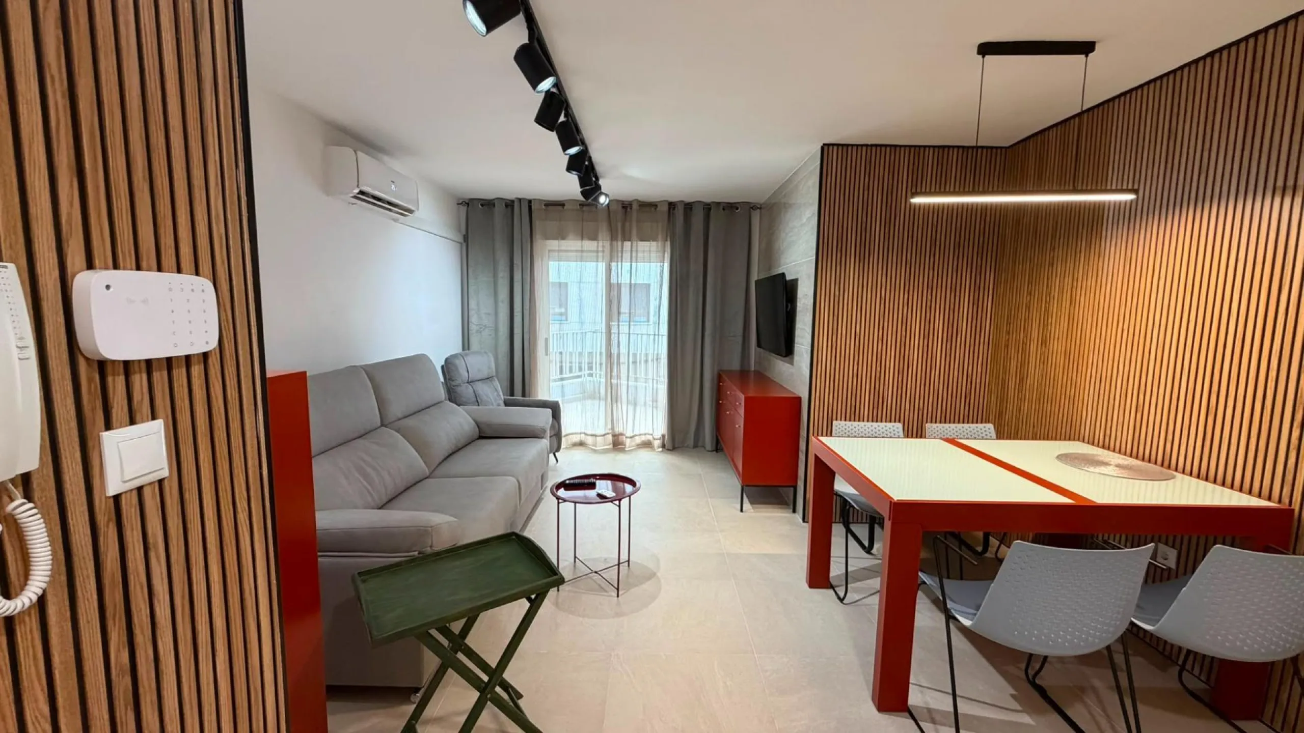 SPACIOUS 99 M² APARTMENT ON THE FIRST LINE OF THE SEA! 3 BEDROOMS · 2 BATHROOMS · SIDE SEA VIEWS · FULLY RENOVATED