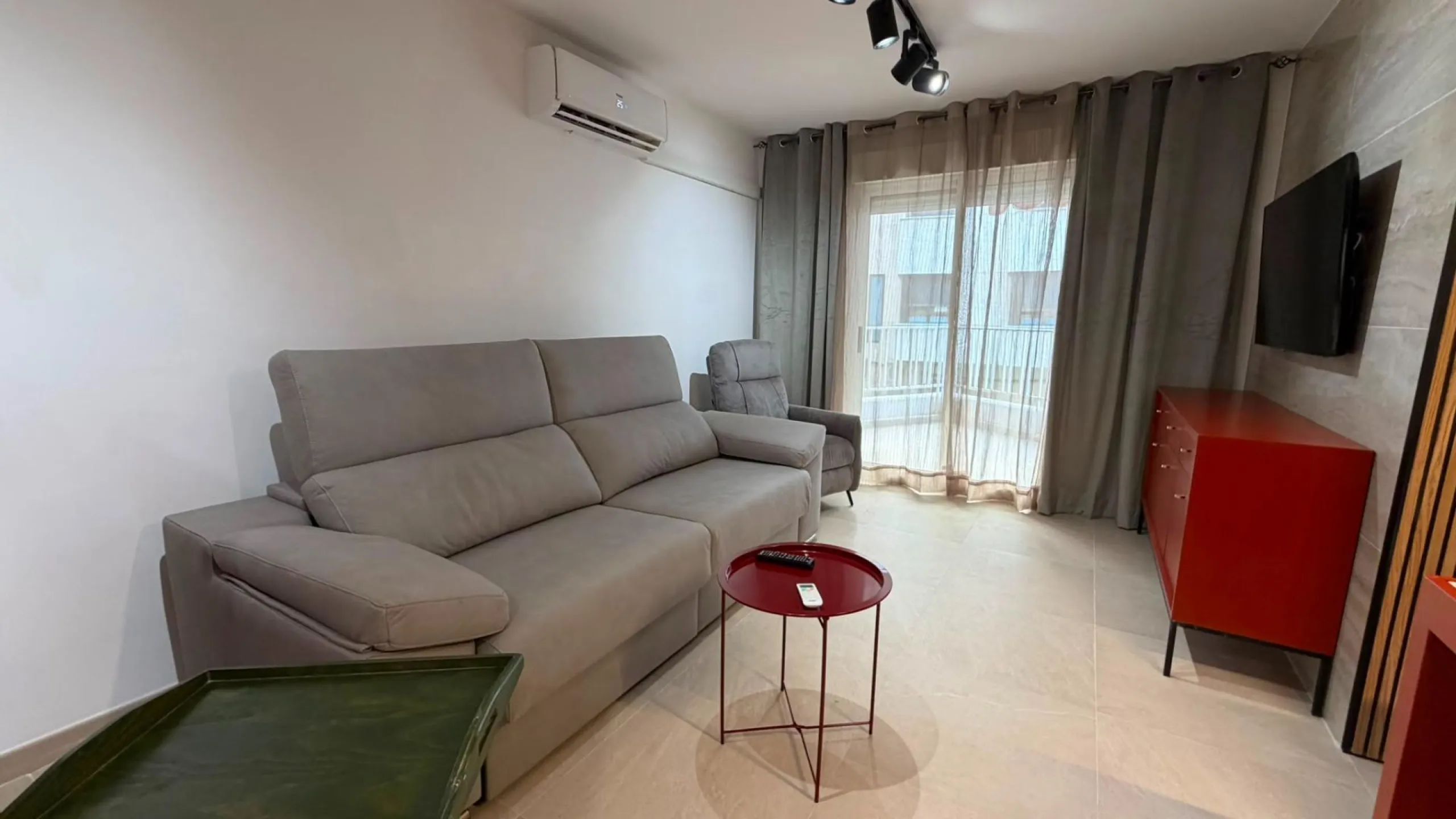 SPACIOUS 99 M² APARTMENT ON THE FIRST LINE OF THE SEA! 3 BEDROOMS · 2 BATHROOMS · SIDE SEA VIEWS · FULLY RENOVATED