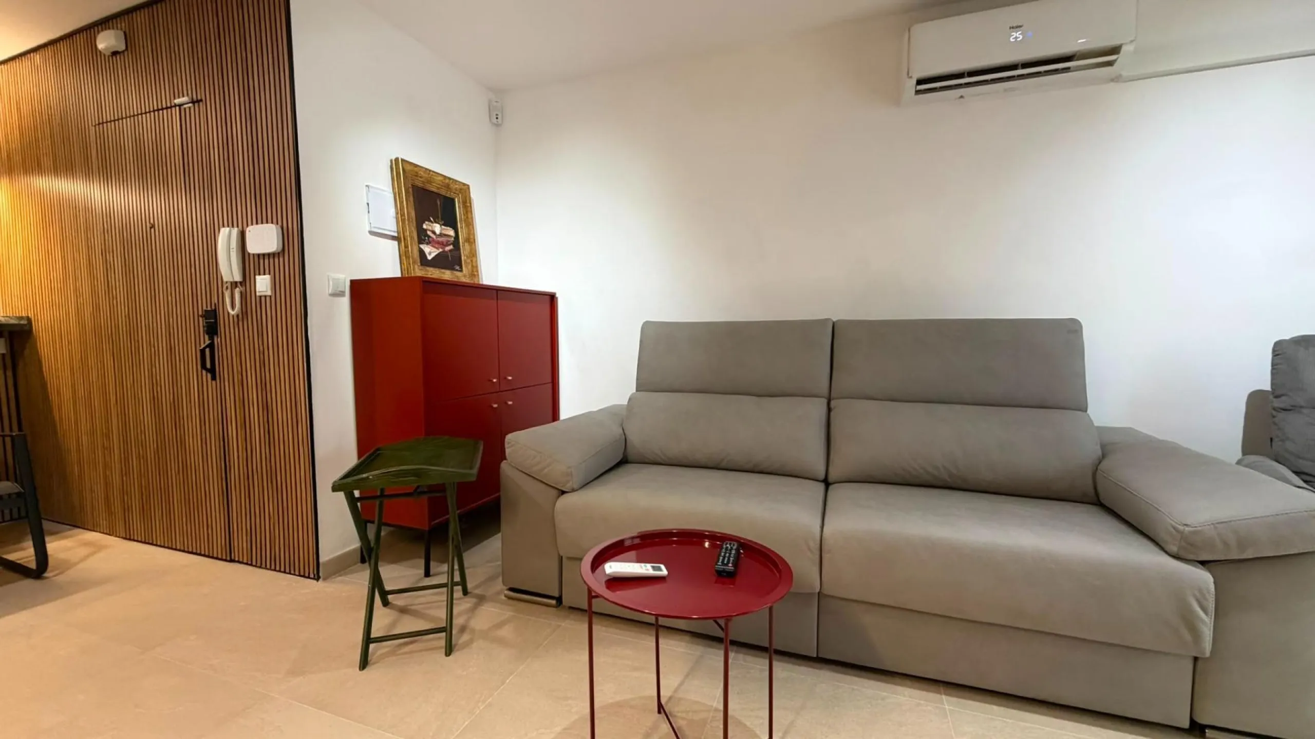 SPACIOUS 99 M² APARTMENT ON THE FIRST LINE OF THE SEA! 3 BEDROOMS · 2 BATHROOMS · SIDE SEA VIEWS · FULLY RENOVATED