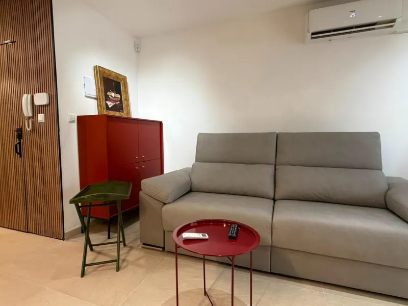 SPACIOUS 99 M² APARTMENT ON THE FIRST LINE OF THE SEA! 3 BEDROOMS · 2 BATHROOMS · SIDE SEA VIEWS · FULLY RENOVATED