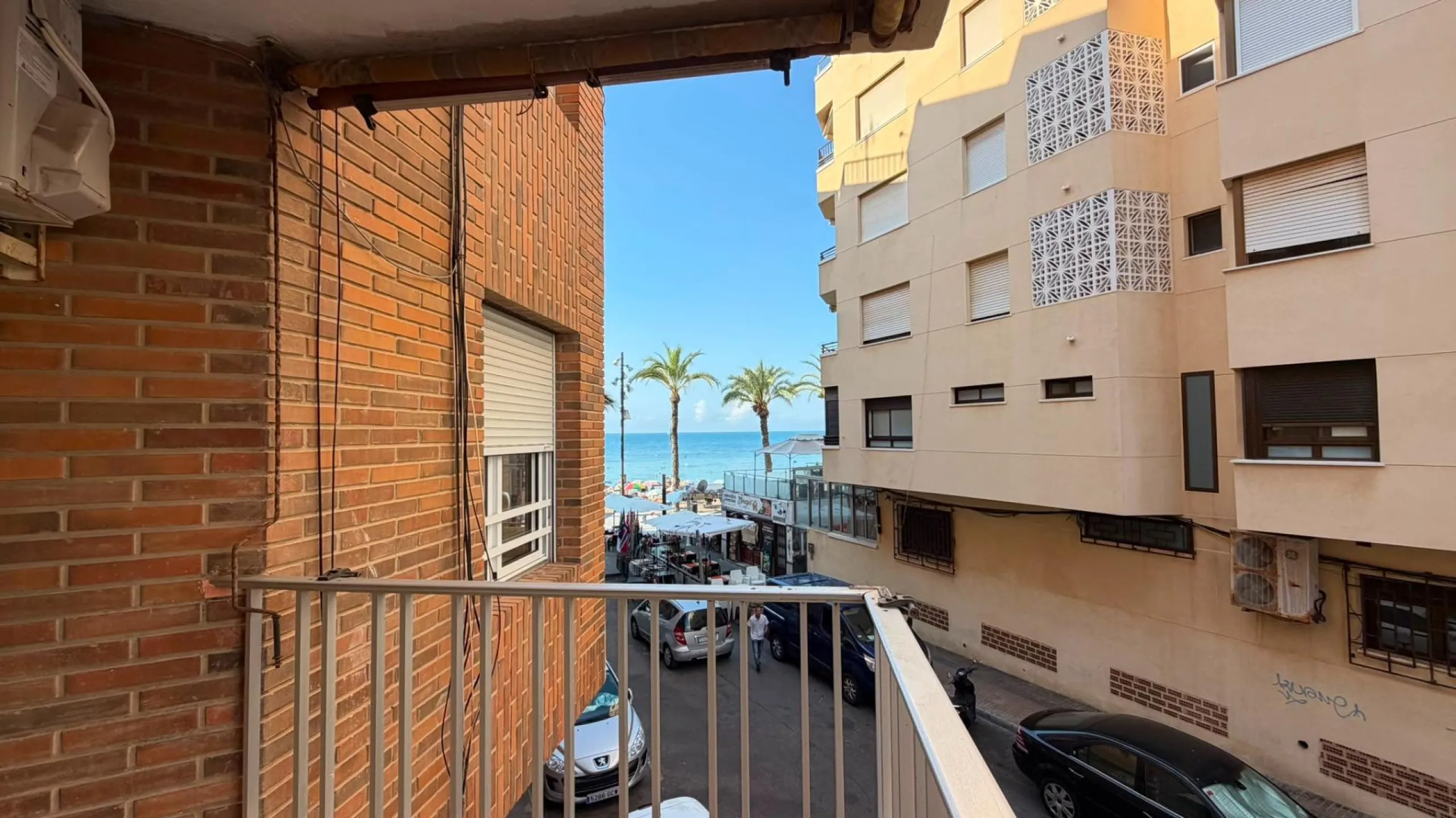 SPACIOUS 99 M² APARTMENT ON THE FIRST LINE OF THE SEA! 3 BEDROOMS · 2 BATHROOMS · SIDE SEA VIEWS · FULLY RENOVATED
