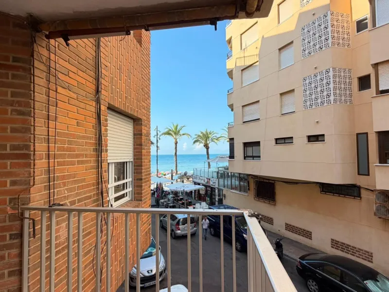 SPACIOUS 99 M² APARTMENT ON THE FIRST LINE OF THE SEA! 3 BEDROOMS · 2 BATHROOMS · SIDE SEA VIEWS · FULLY RENOVATED