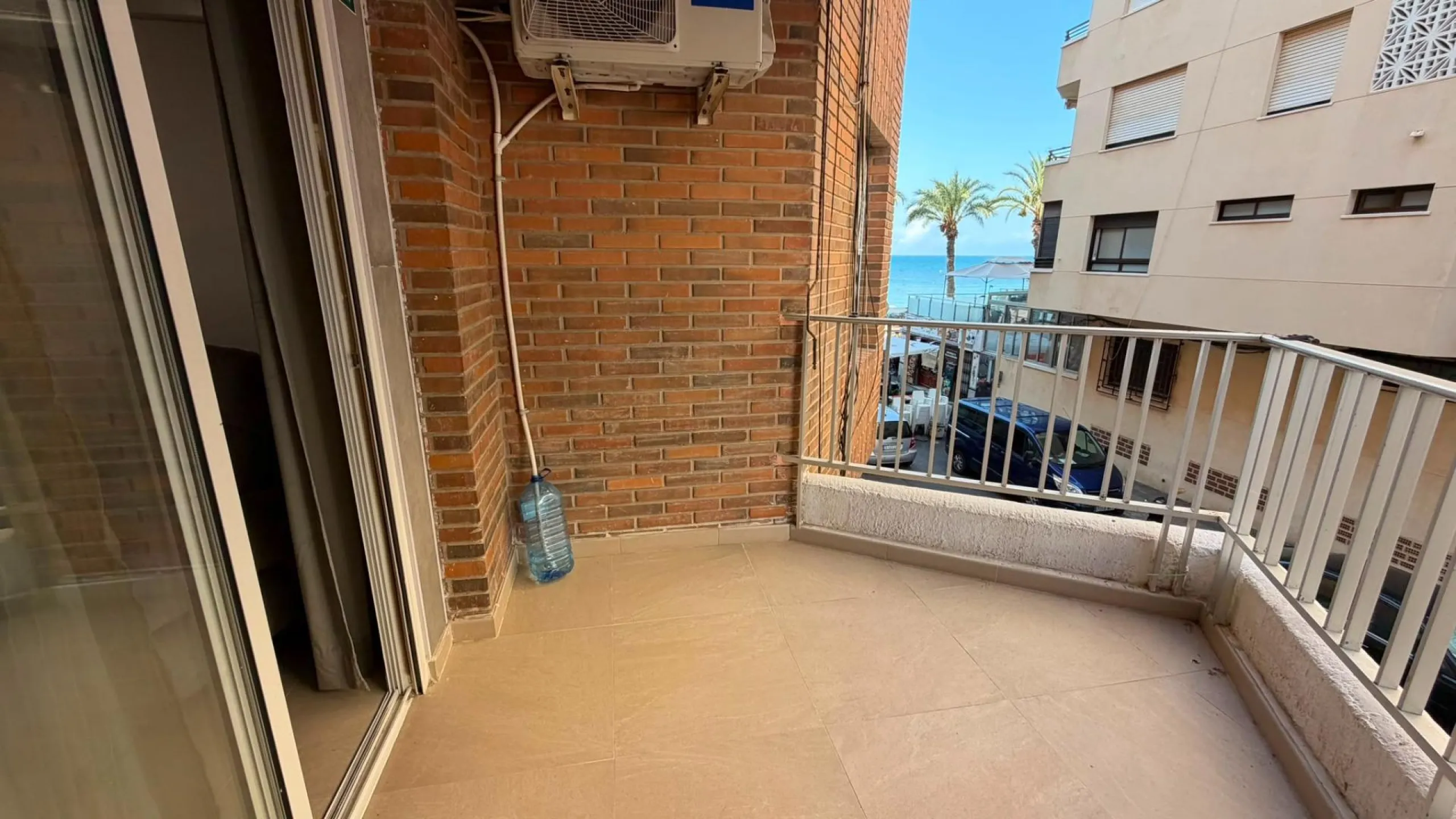 SPACIOUS 99 M² APARTMENT ON THE FIRST LINE OF THE SEA! 3 BEDROOMS · 2 BATHROOMS · SIDE SEA VIEWS · FULLY RENOVATED