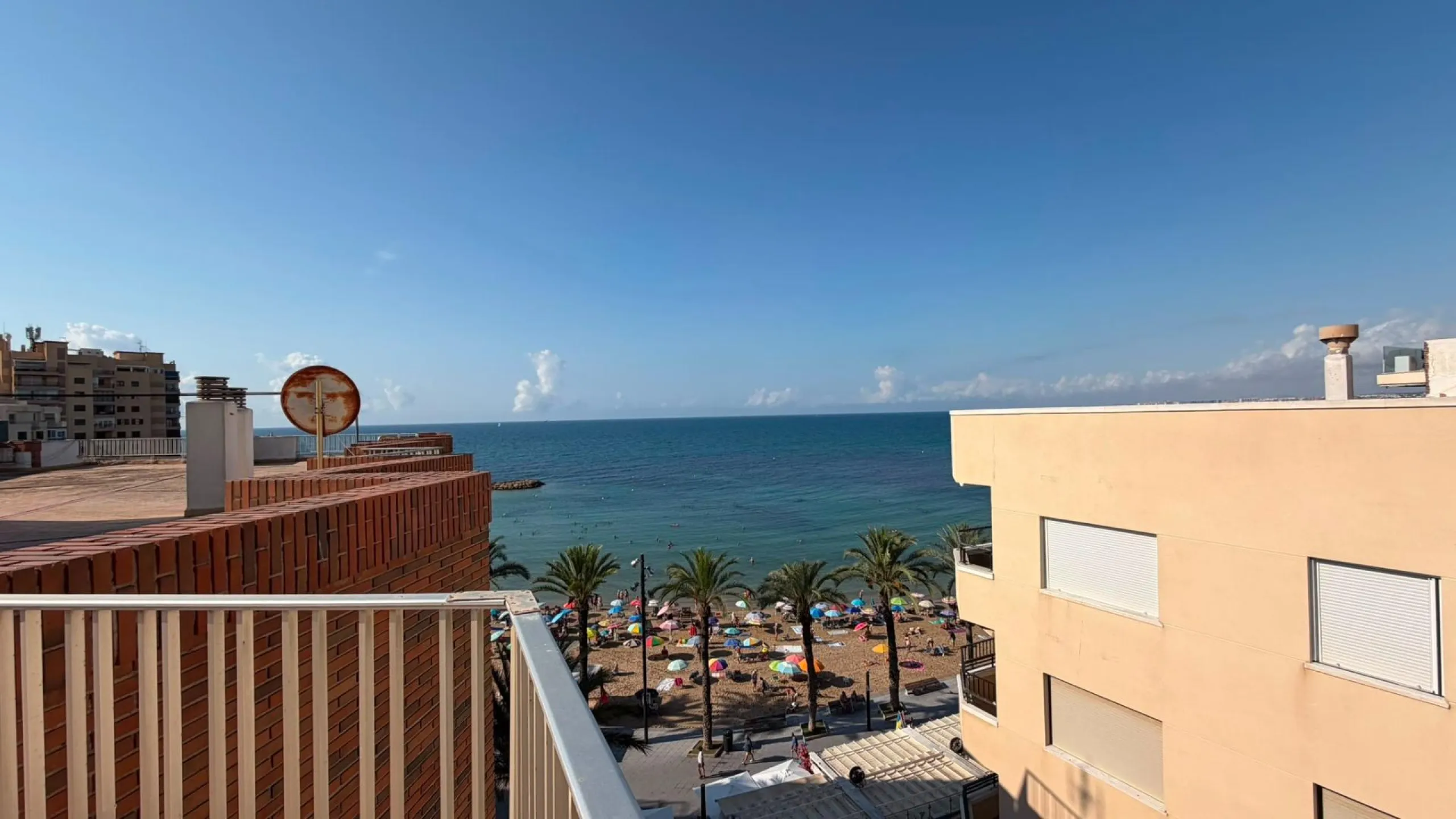 SPACIOUS 99 M² APARTMENT ON THE FIRST LINE OF THE SEA! 3 BEDROOMS · 2 BATHROOMS · SIDE SEA VIEWS · FULLY RENOVATED