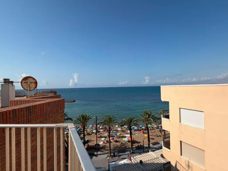 SPACIOUS 99 M² APARTMENT ON THE FIRST LINE OF THE SEA! 3 BEDROOMS · 2 BATHROOMS · SIDE SEA VIEWS · FULLY RENOVATED