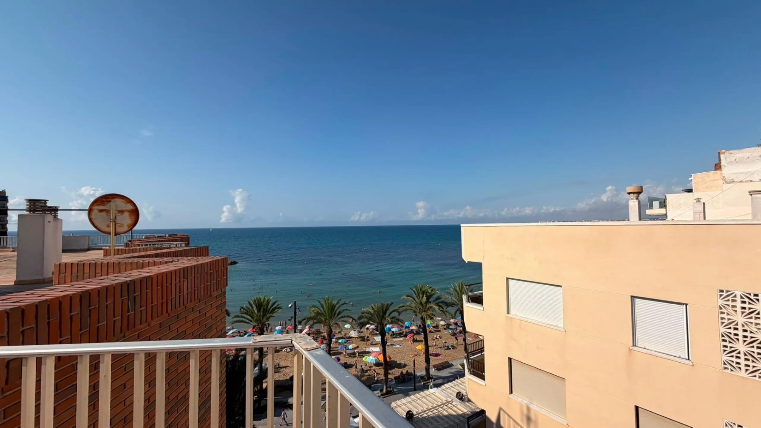 SPACIOUS 99 M² APARTMENT ON THE FIRST LINE OF THE SEA! 3 BEDROOMS · 2 BATHROOMS · SIDE SEA VIEWS · FULLY RENOVATED