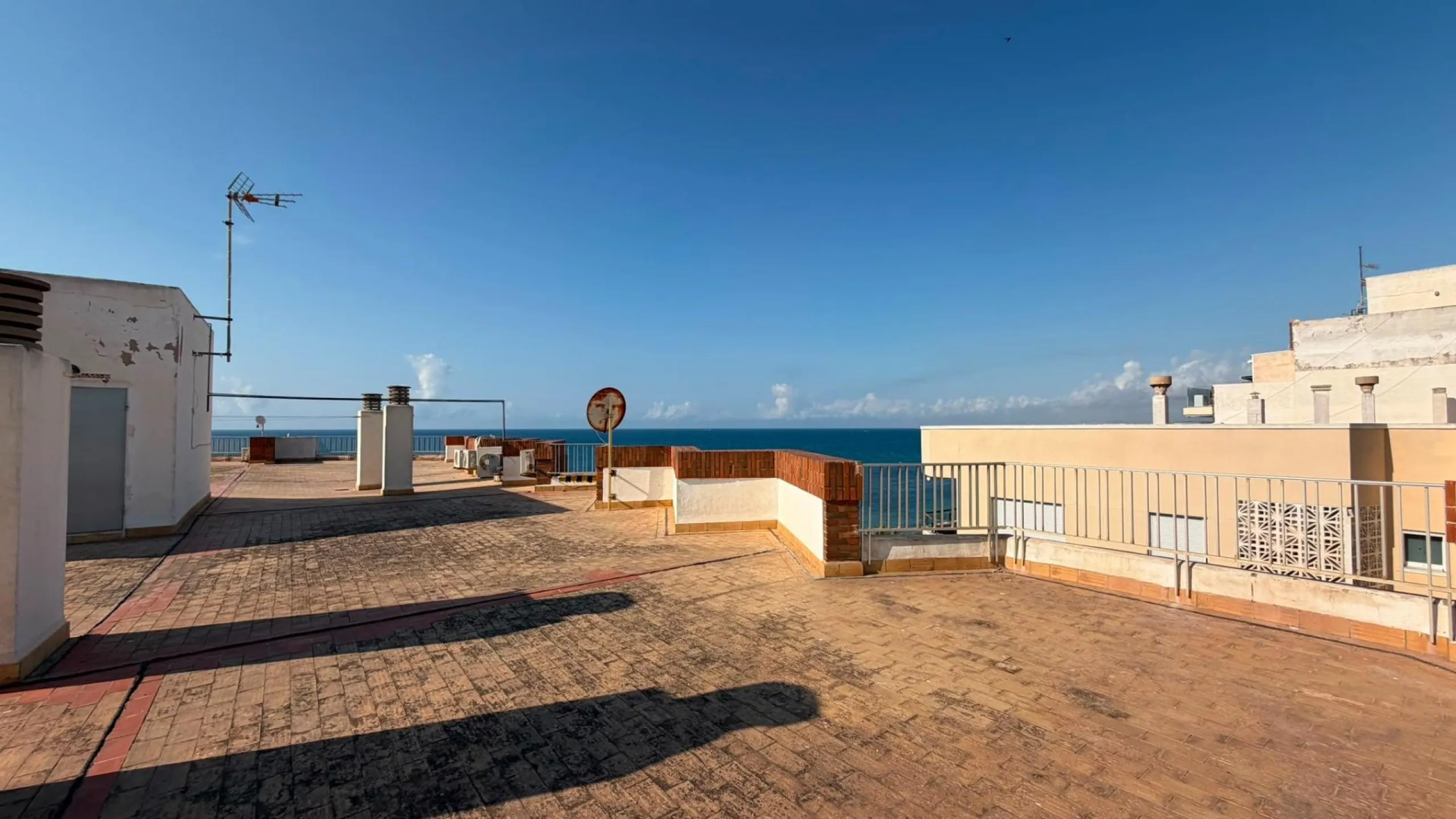SPACIOUS 99 M² APARTMENT ON THE FIRST LINE OF THE SEA! 3 BEDROOMS · 2 BATHROOMS · SIDE SEA VIEWS · FULLY RENOVATED