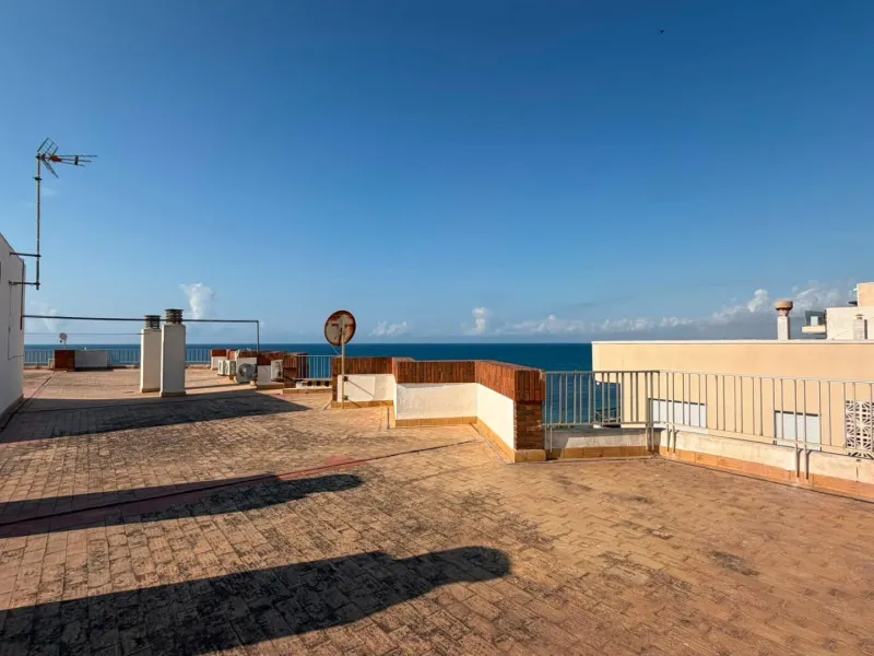 SPACIOUS 99 M² APARTMENT ON THE FIRST LINE OF THE SEA! 3 BEDROOMS · 2 BATHROOMS · SIDE SEA VIEWS · FULLY RENOVATED