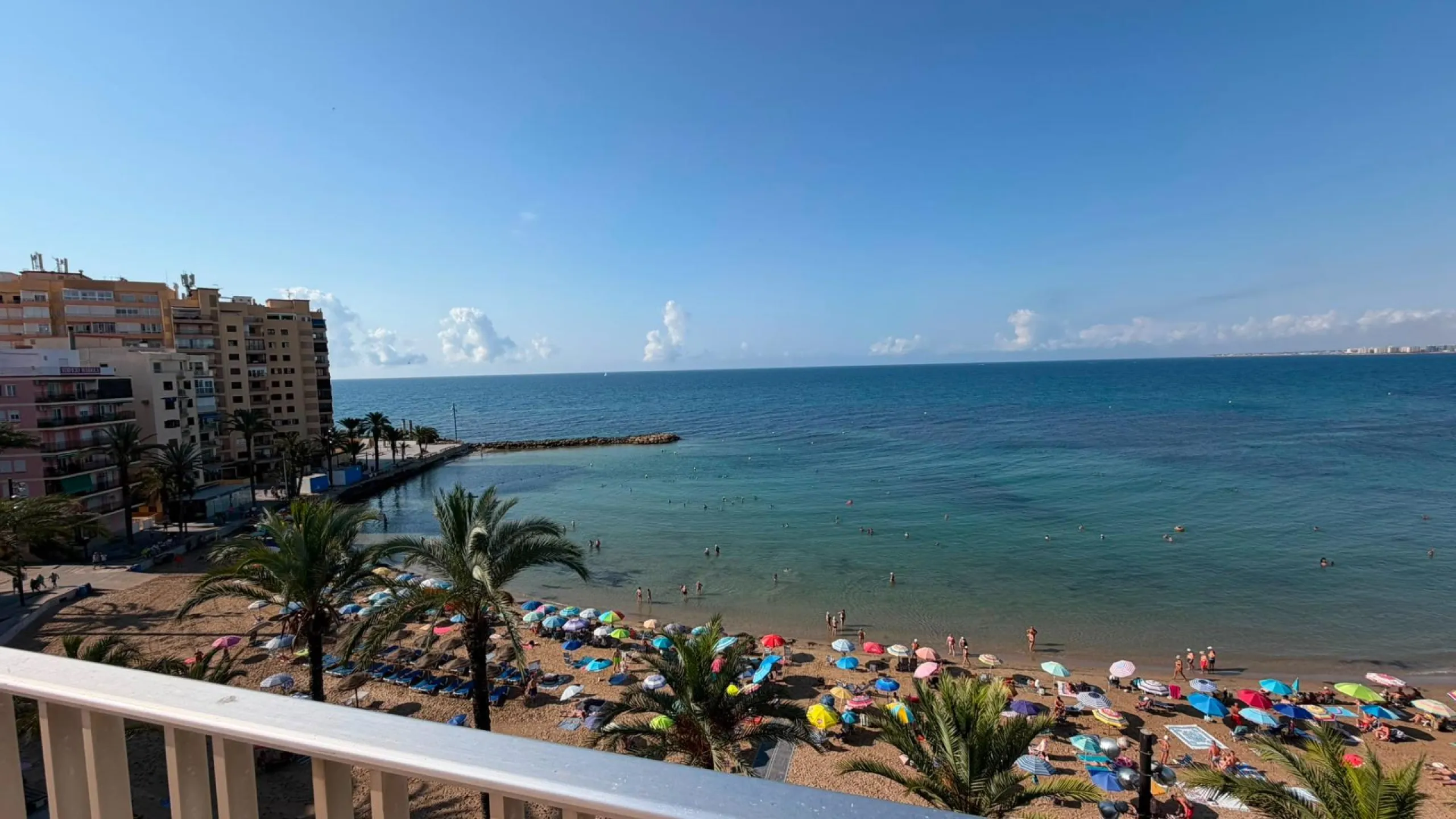 SPACIOUS 99 M² APARTMENT ON THE FIRST LINE OF THE SEA! 3 BEDROOMS · 2 BATHROOMS · SIDE SEA VIEWS · FULLY RENOVATED