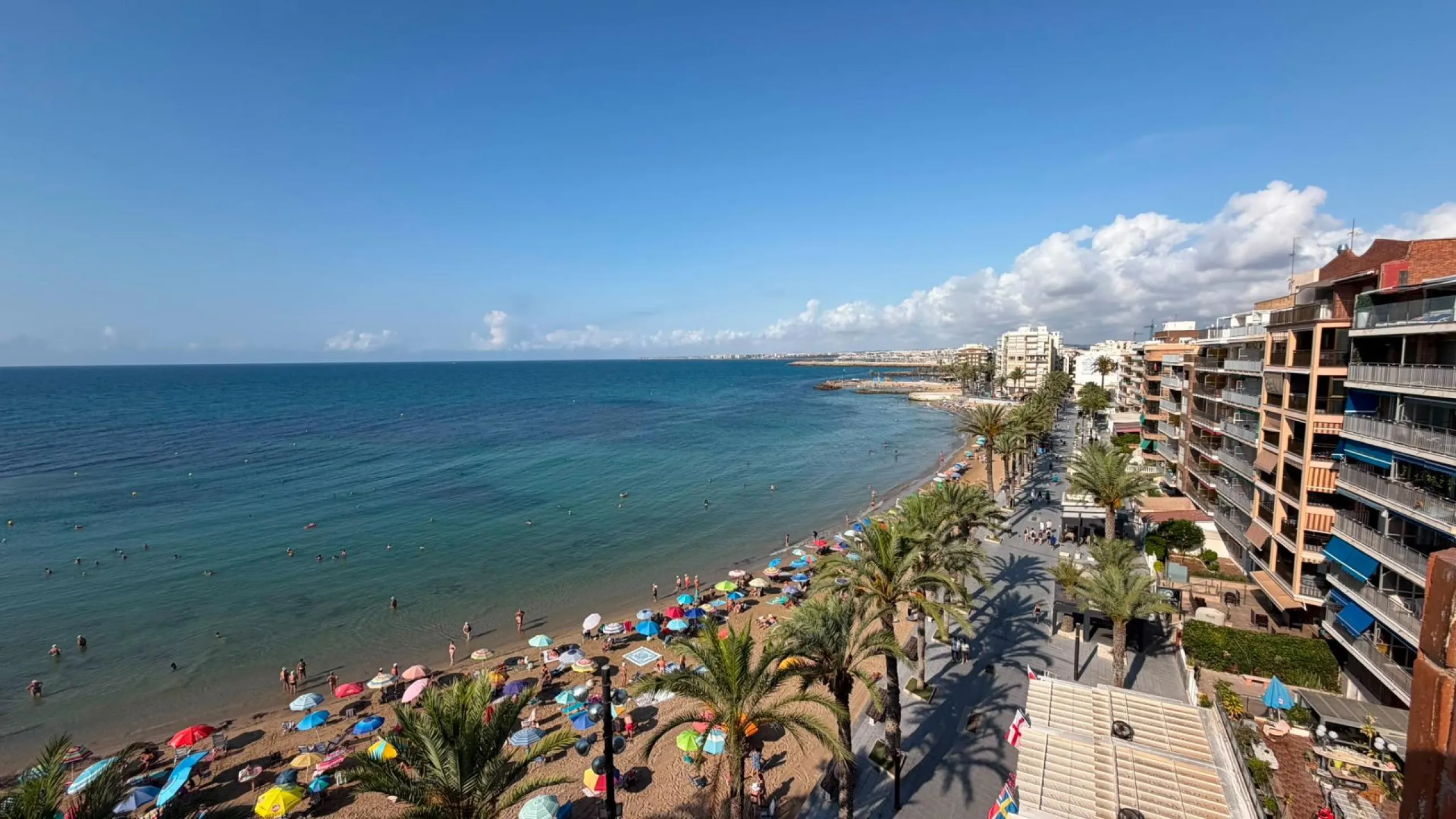 SPACIOUS 99 M² APARTMENT ON THE FIRST LINE OF THE SEA! 3 BEDROOMS · 2 BATHROOMS · SIDE SEA VIEWS · FULLY RENOVATED