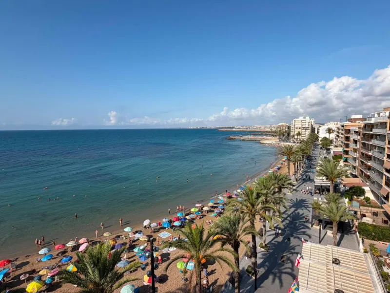 SPACIOUS 99 M² APARTMENT ON THE FIRST LINE OF THE SEA! 3 BEDROOMS · 2 BATHROOMS · SIDE SEA VIEWS · FULLY RENOVATED