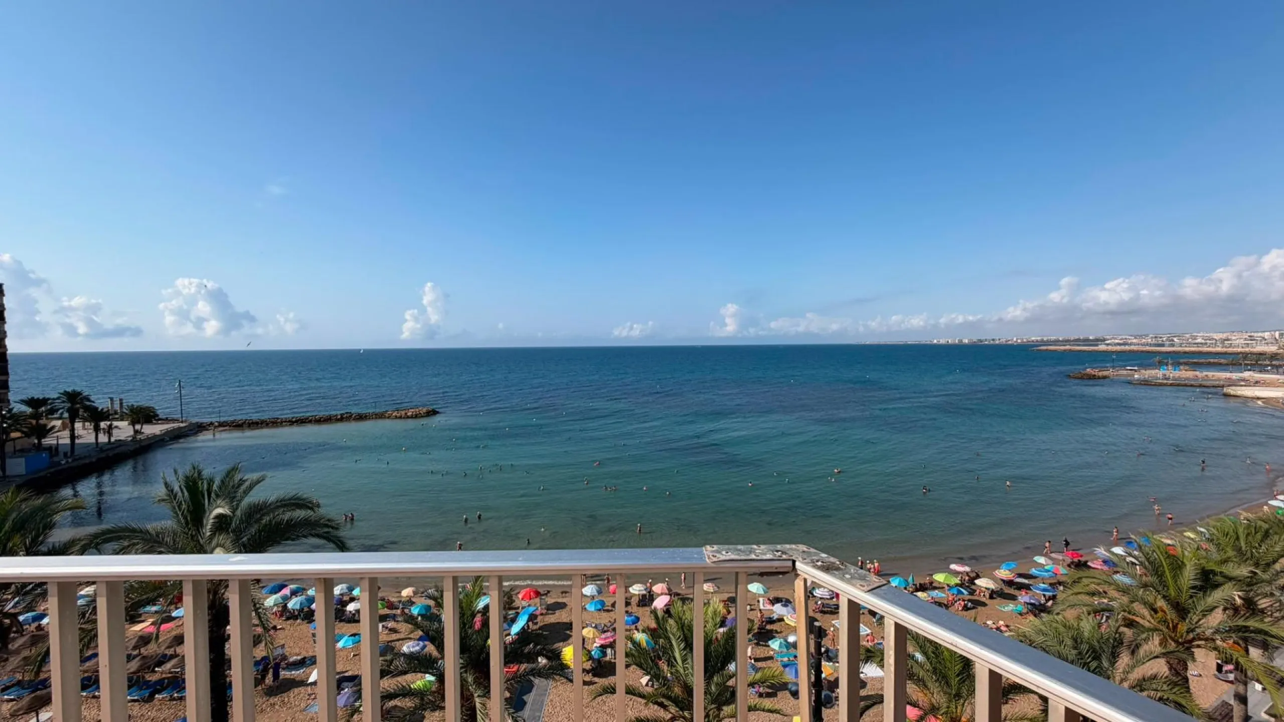 SPACIOUS 99 M² APARTMENT ON THE FIRST LINE OF THE SEA! 3 BEDROOMS · 2 BATHROOMS · SIDE SEA VIEWS · FULLY RENOVATED