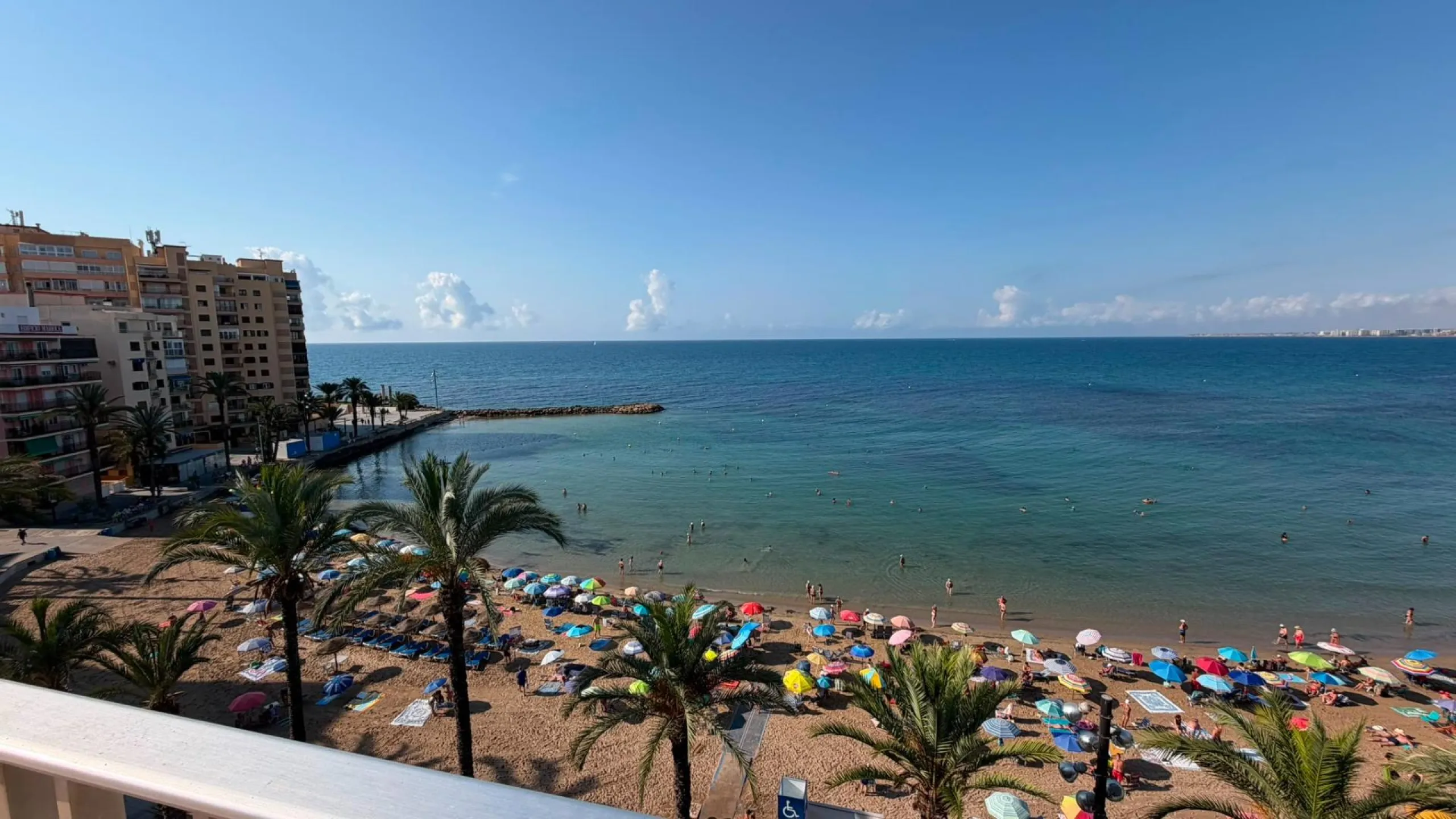 SPACIOUS 99 M² APARTMENT ON THE FIRST LINE OF THE SEA! 3 BEDROOMS · 2 BATHROOMS · SIDE SEA VIEWS · FULLY RENOVATED