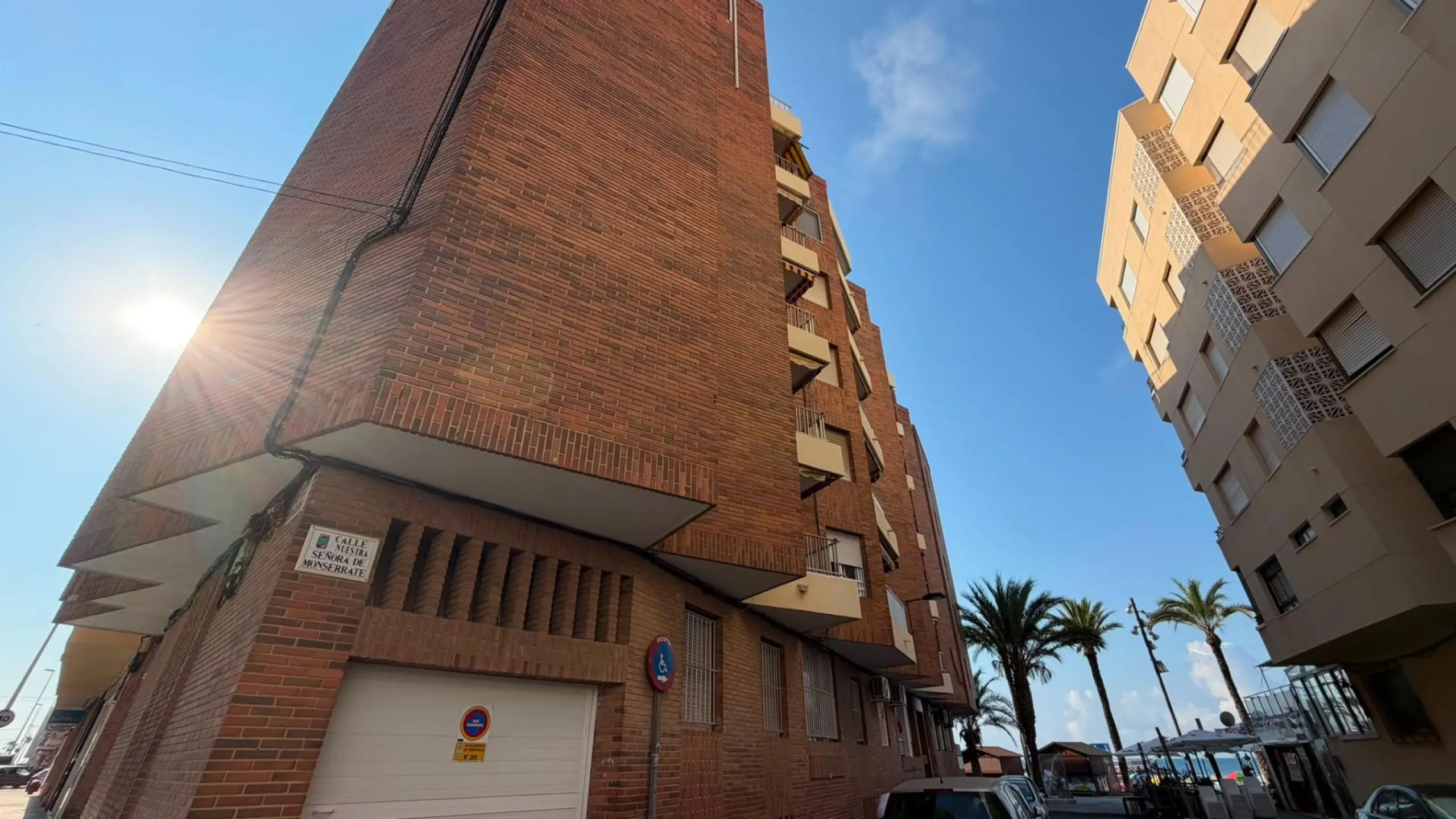 SPACIOUS 99 M² APARTMENT ON THE FIRST LINE OF THE SEA! 3 BEDROOMS · 2 BATHROOMS · SIDE SEA VIEWS · FULLY RENOVATED