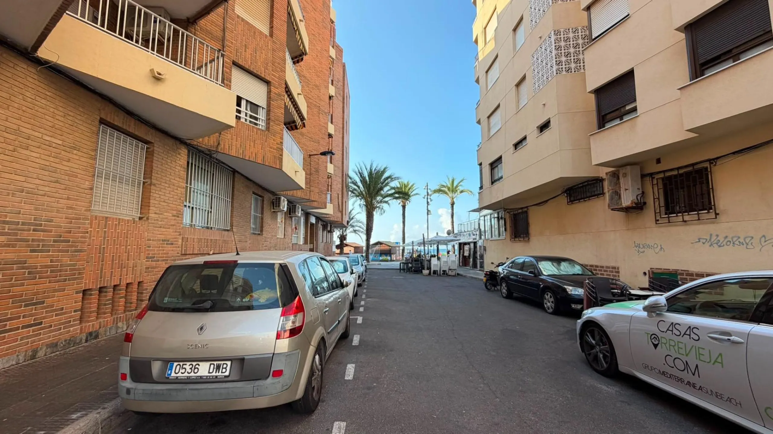SPACIOUS 99 M² APARTMENT ON THE FIRST LINE OF THE SEA! 3 BEDROOMS · 2 BATHROOMS · SIDE SEA VIEWS · FULLY RENOVATED