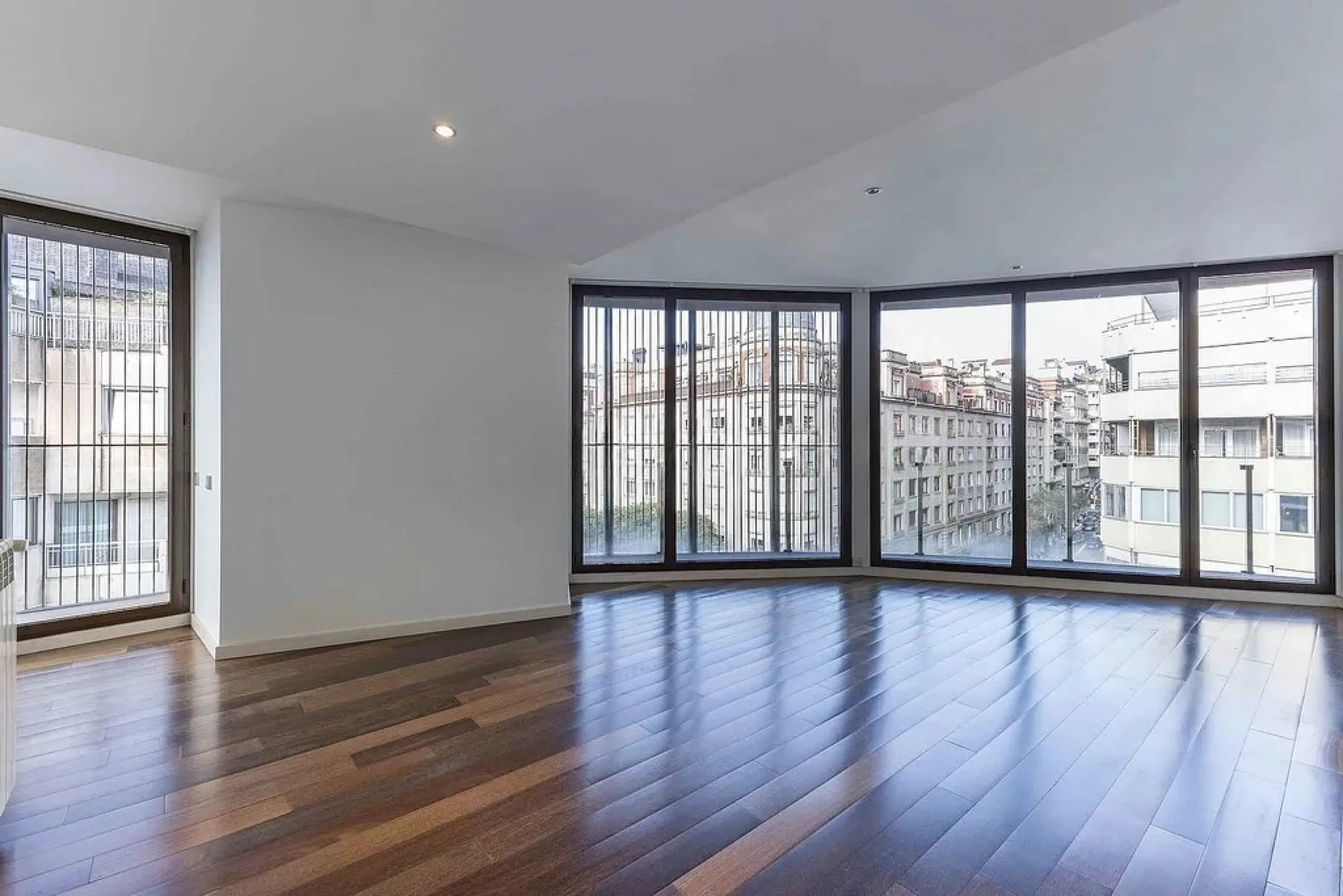Bright Apartment with Large Balcony and Parking in Galvany, Barcelona