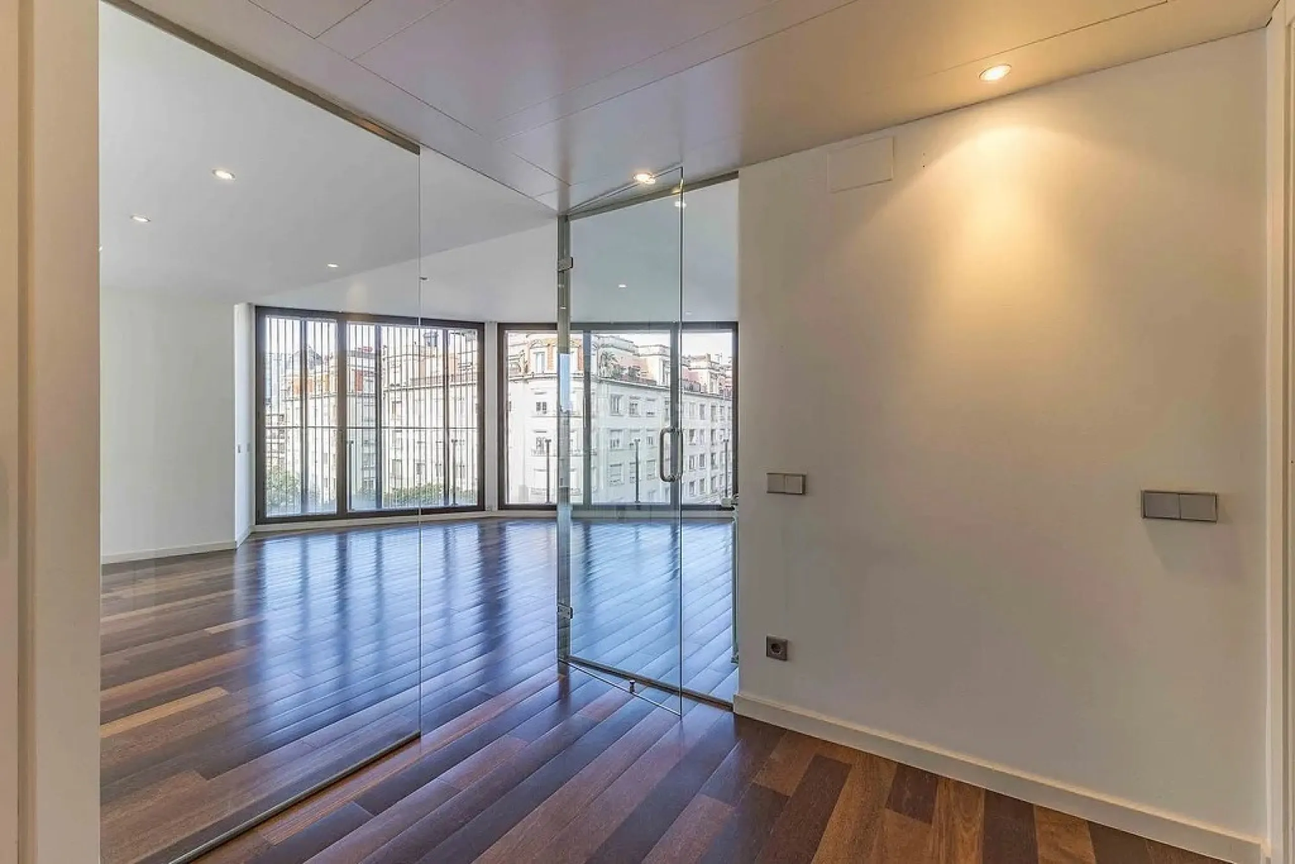 Bright Apartment with Large Balcony and Parking in Galvany, Barcelona